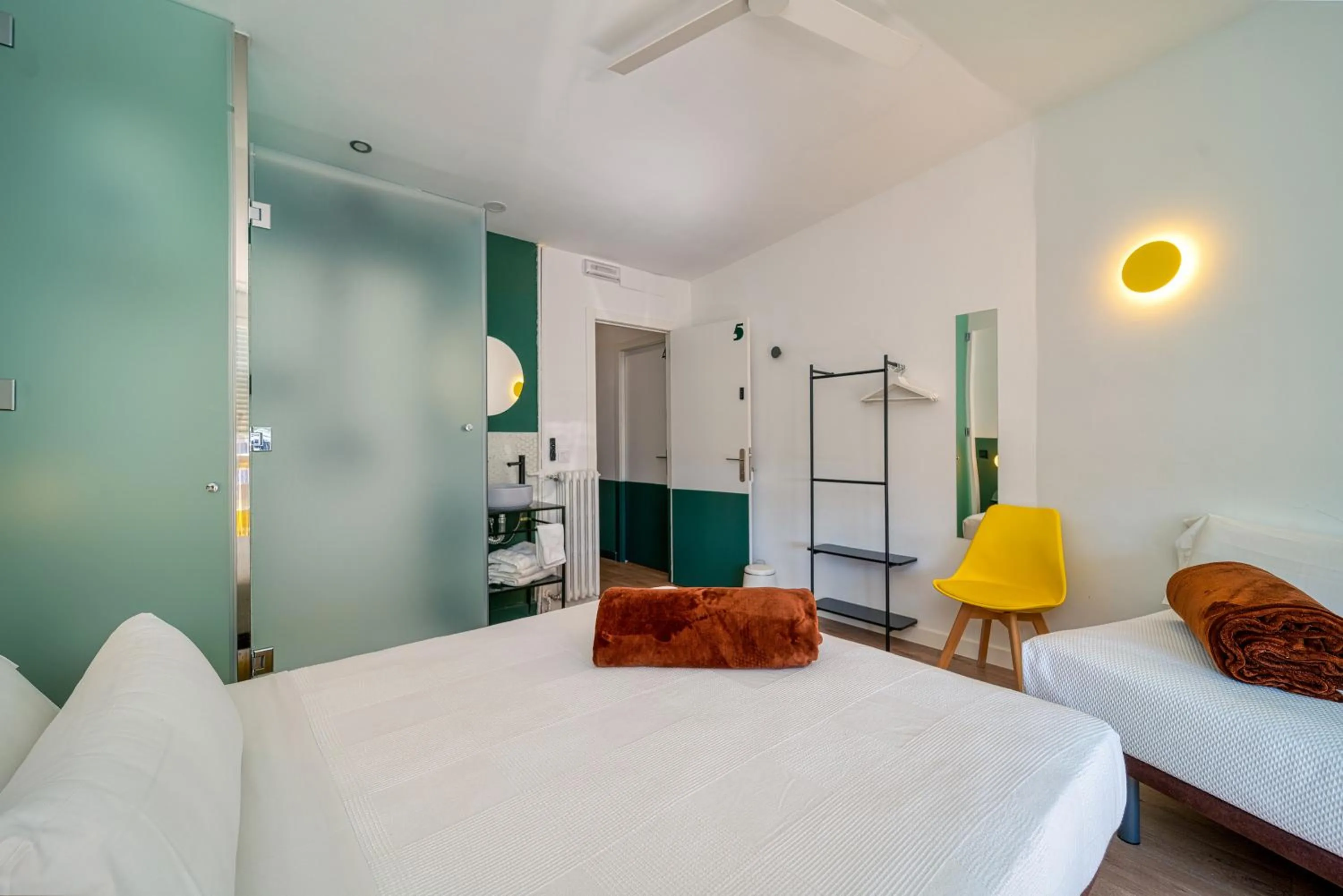 Shower, Bed in Negresco Plaza España