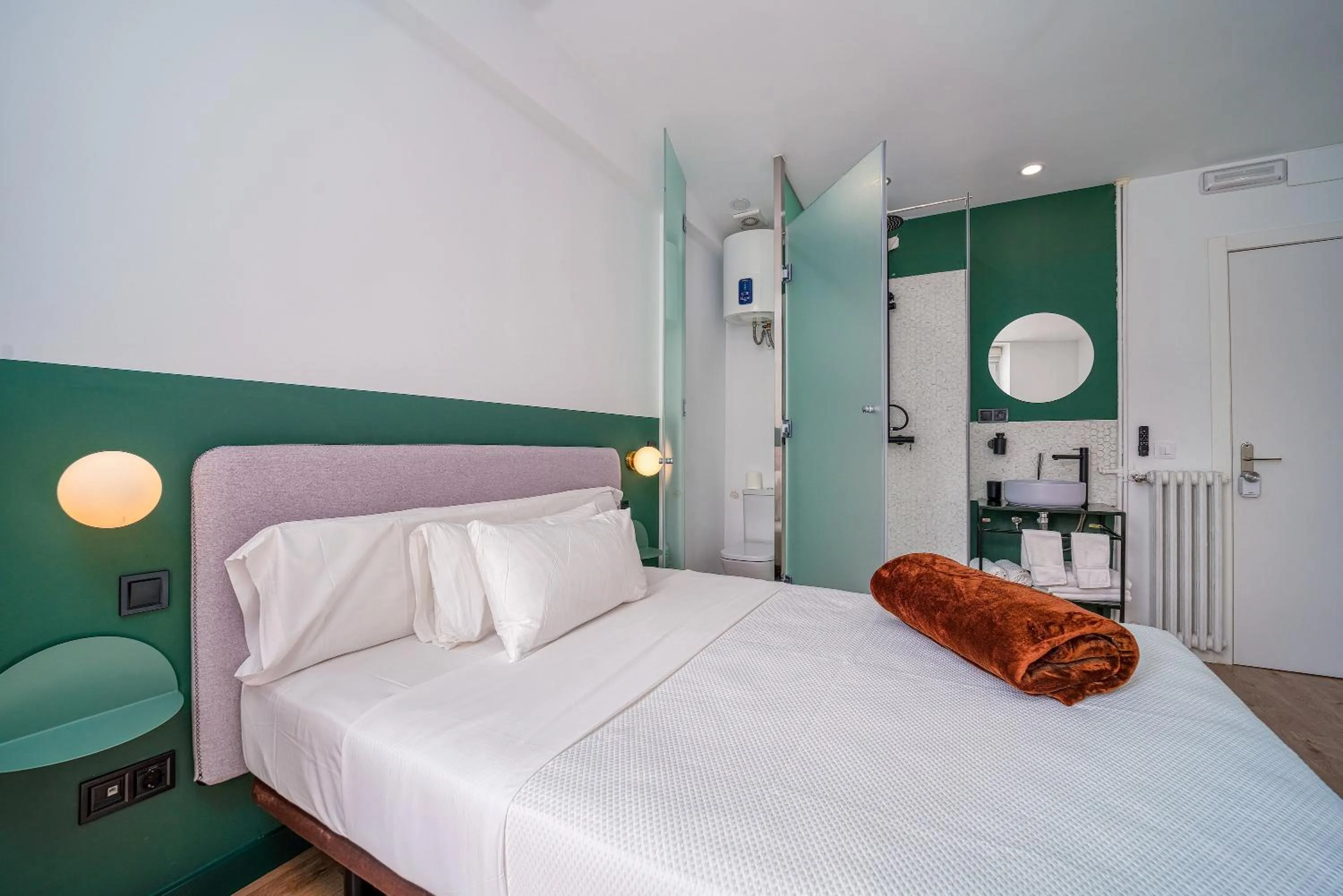 Shower, Bed in Negresco Plaza España