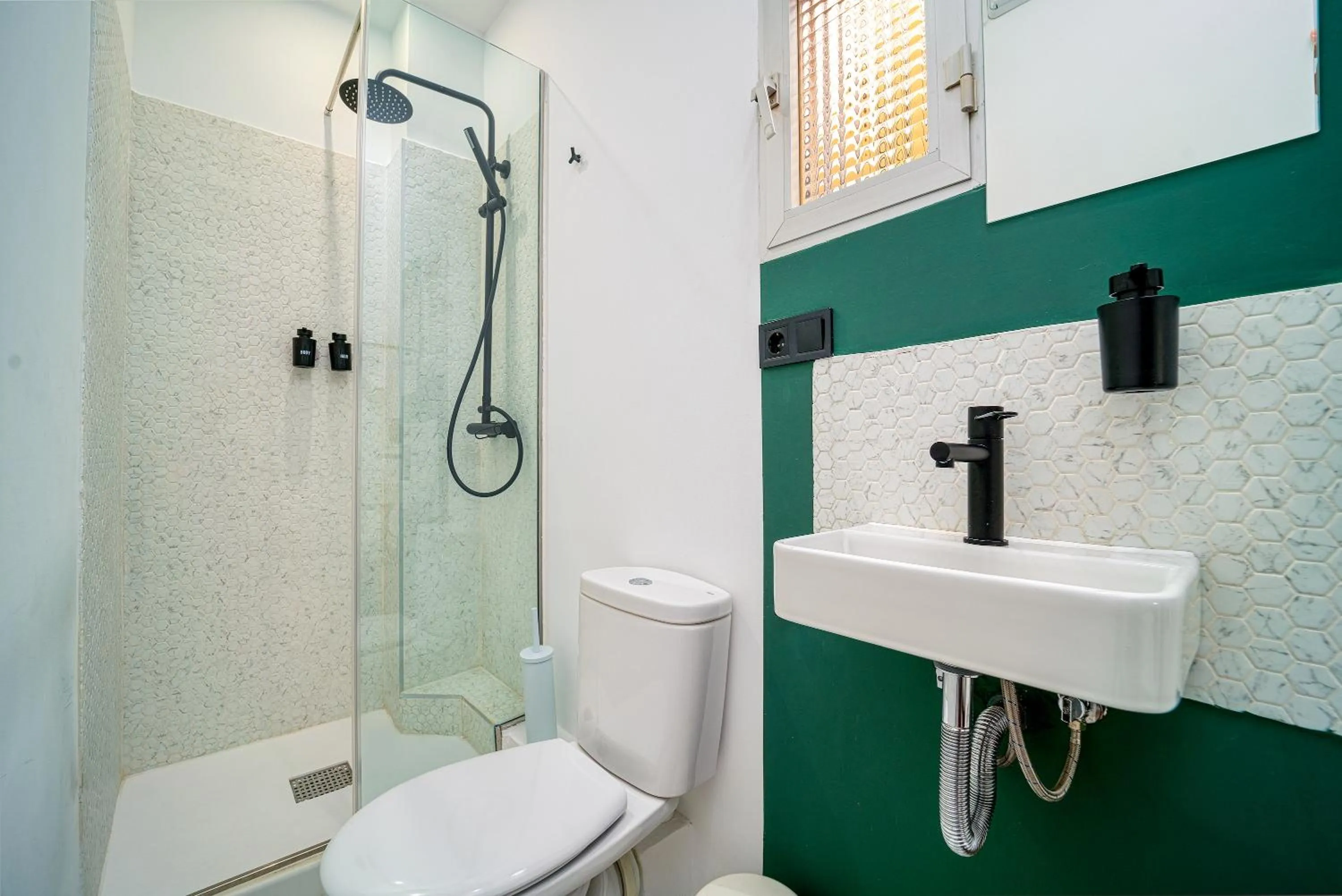 Shower in Negresco Plaza España