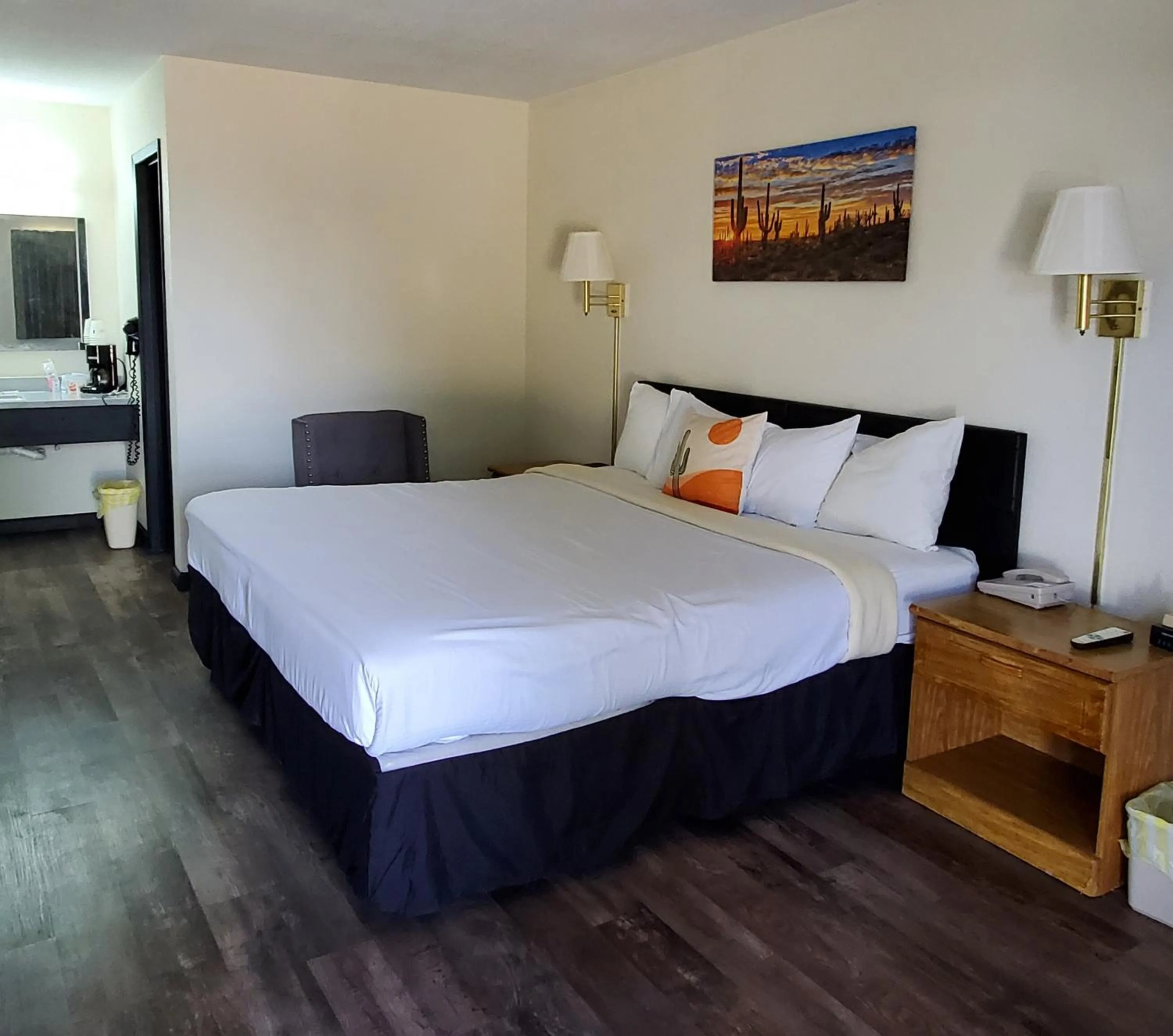 Bedroom, Bed in Cactus Inn and Suites