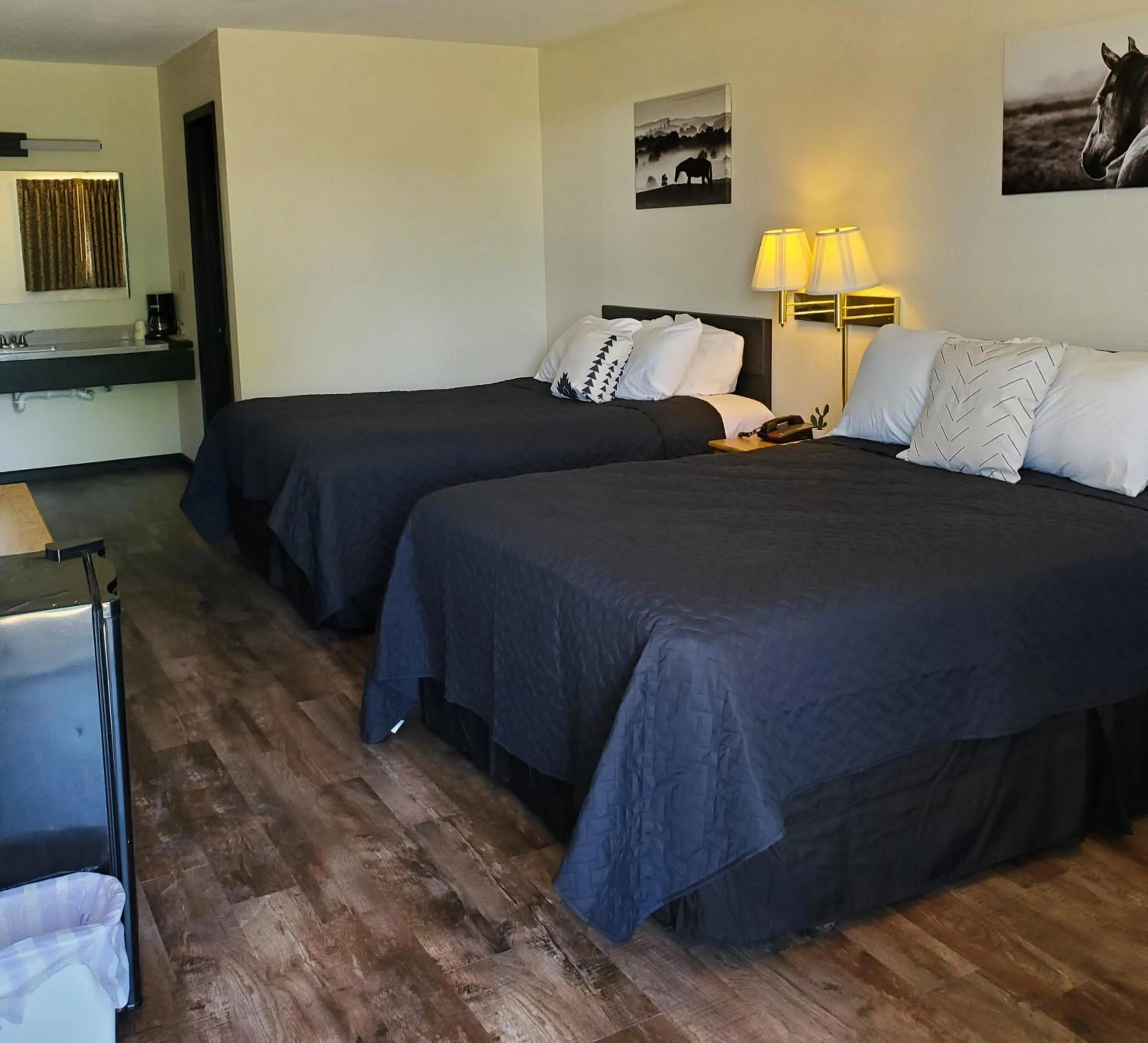 Bedroom, Bed in Cactus Inn and Suites