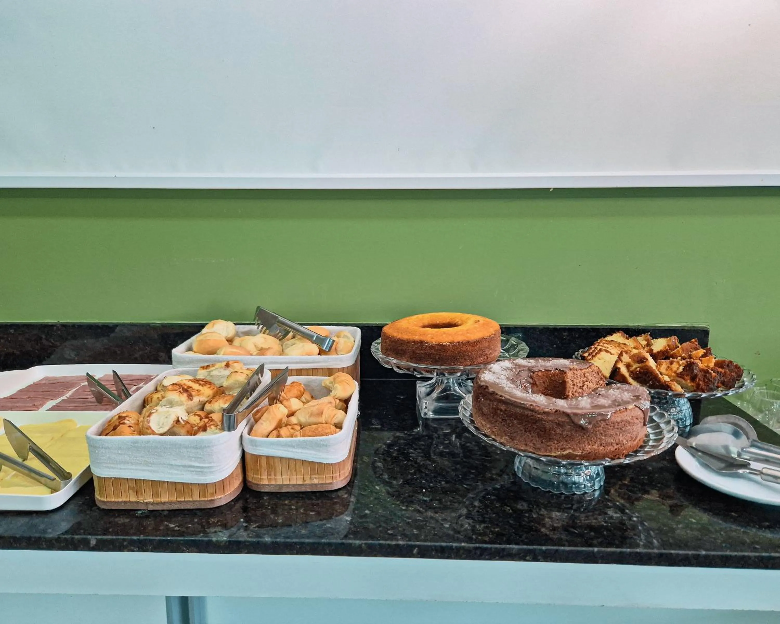 Buffet breakfast in Pousada Jardins Tropical