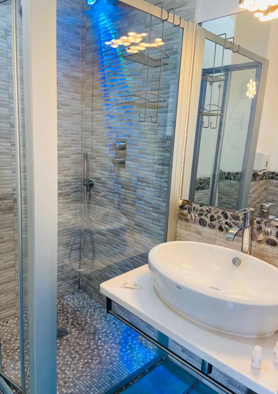 Shower in Capo Nettuno Hotel