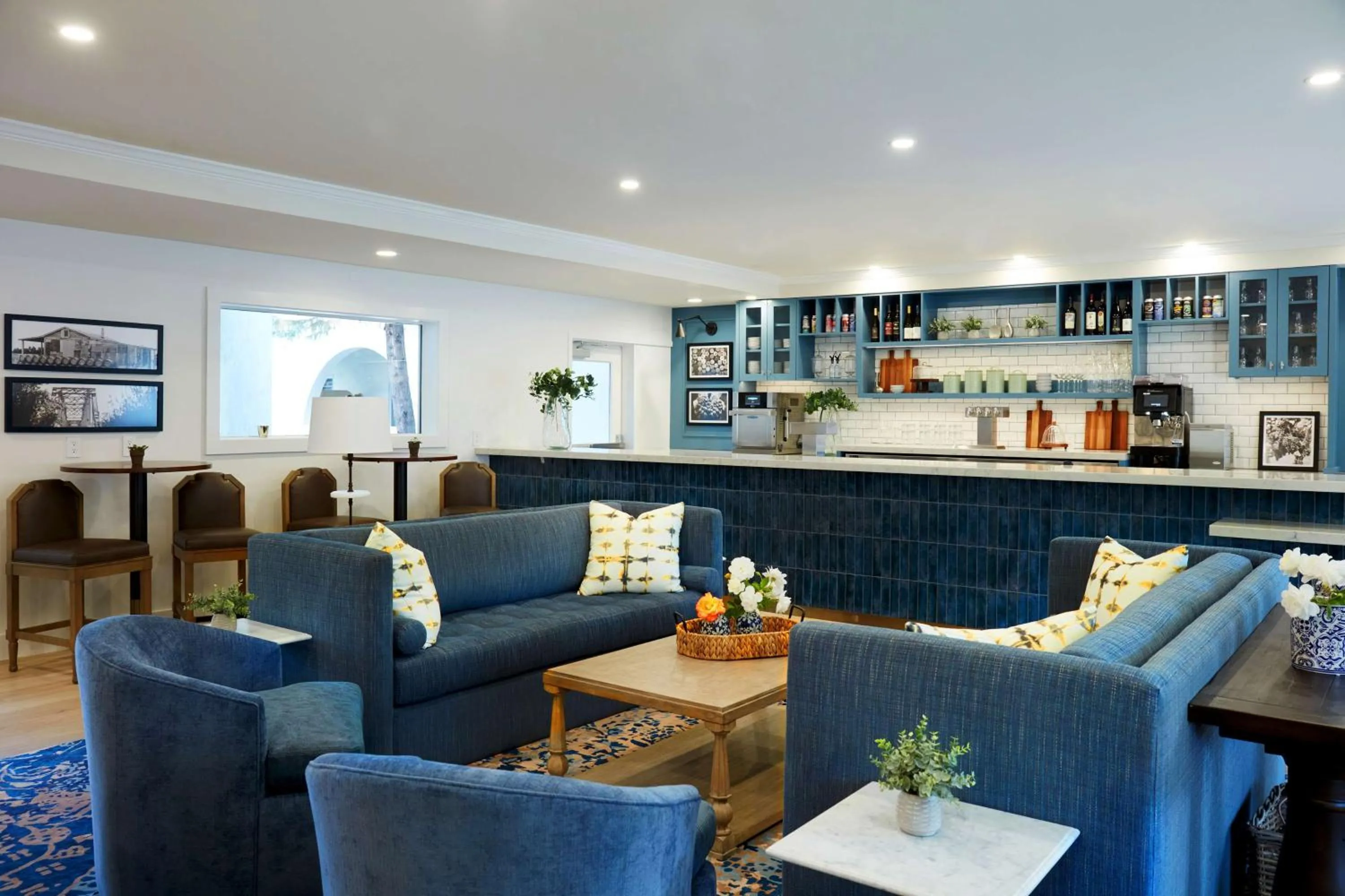 Communal lounge/ TV room in The Lodge at Healdsburg, Tapestry Collection by Hilton