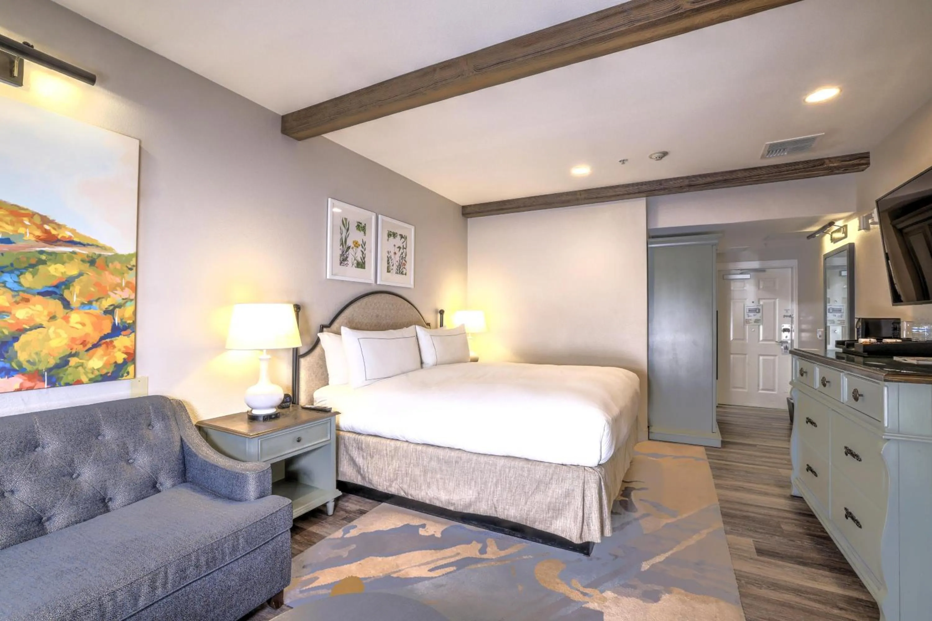 Bed in The Lodge at Healdsburg, Tapestry Collection by Hilton