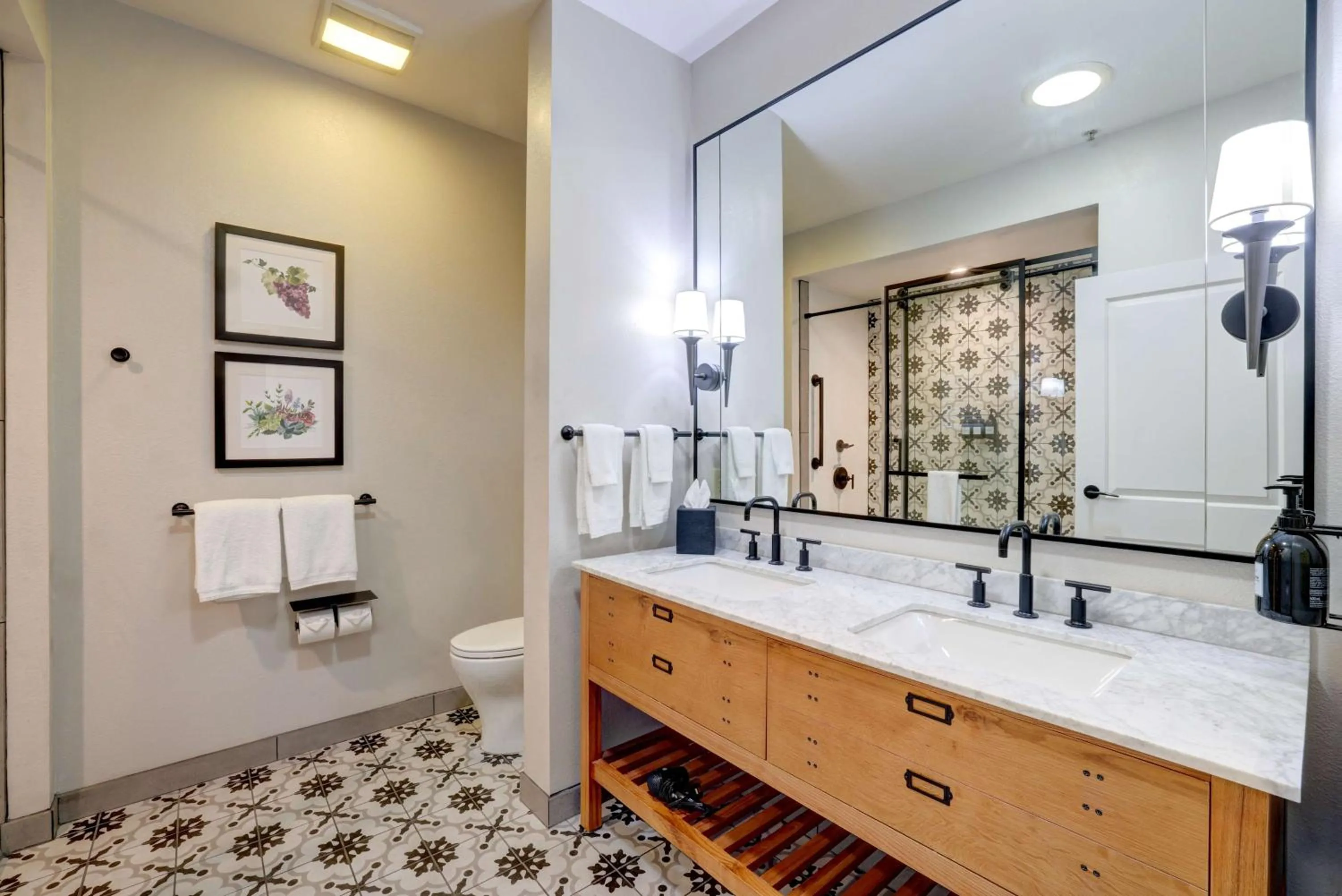 Bathroom in The Lodge at Healdsburg, Tapestry Collection by Hilton