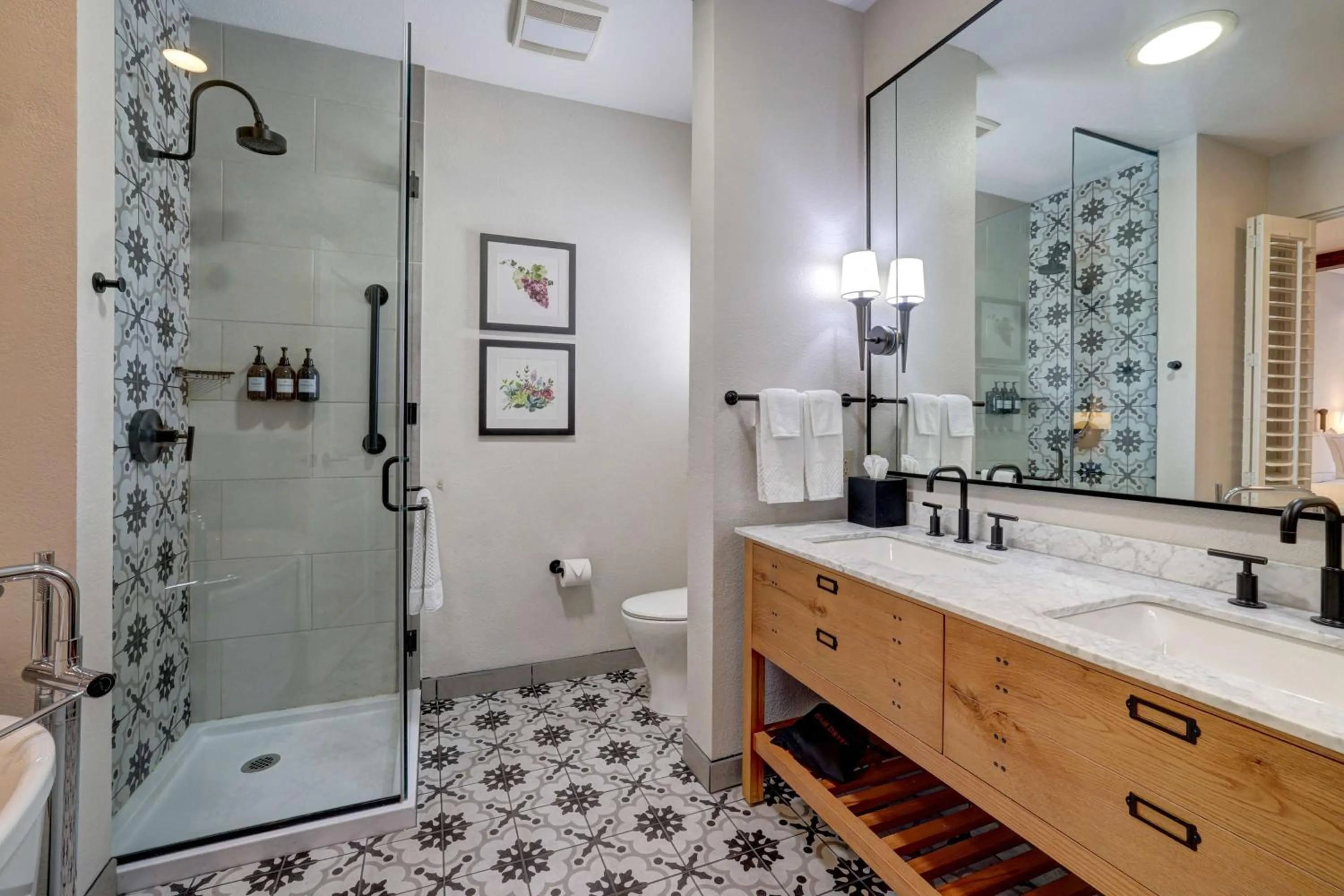 Bathroom in The Lodge at Healdsburg, Tapestry Collection by Hilton