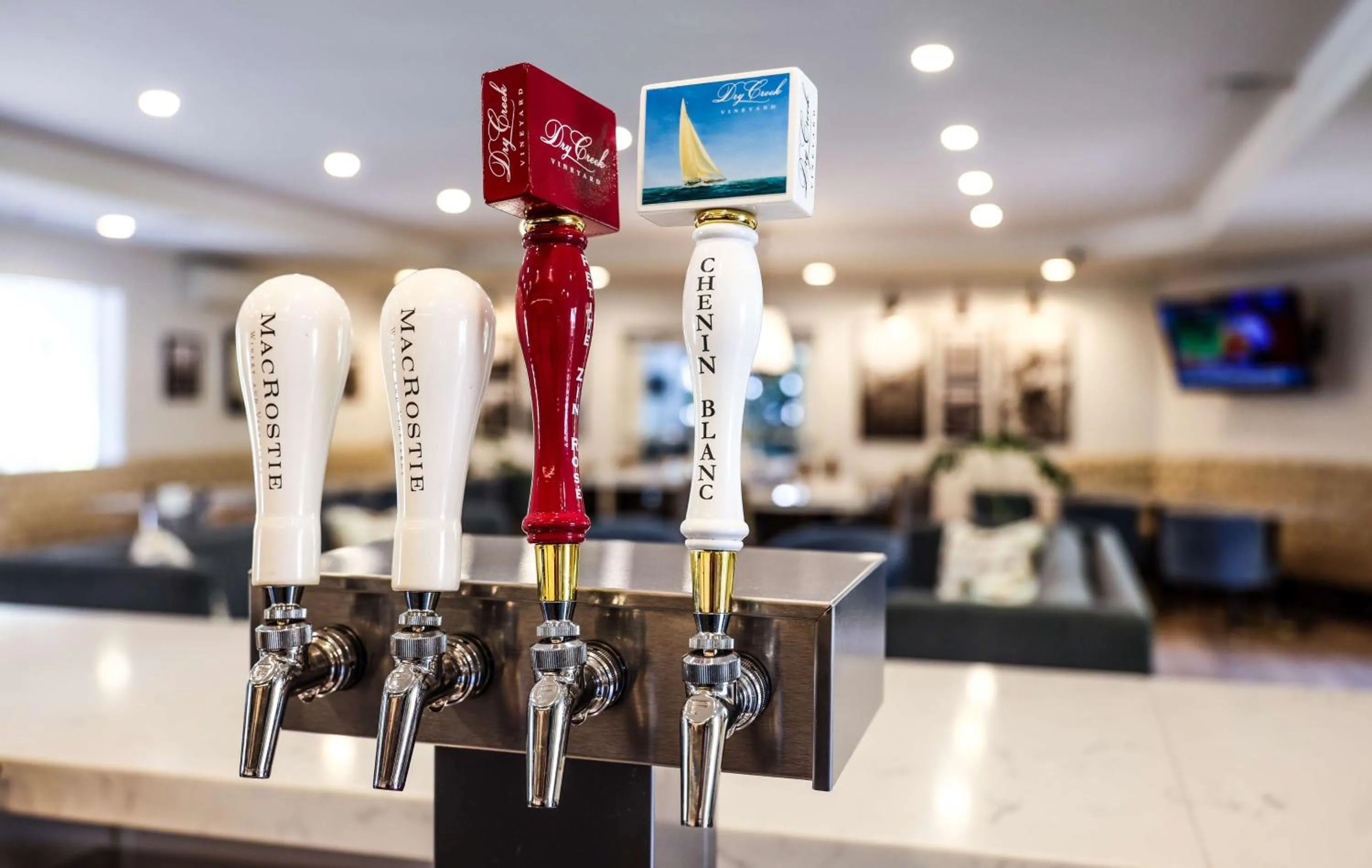 Lounge or bar in The Lodge at Healdsburg, Tapestry Collection by Hilton