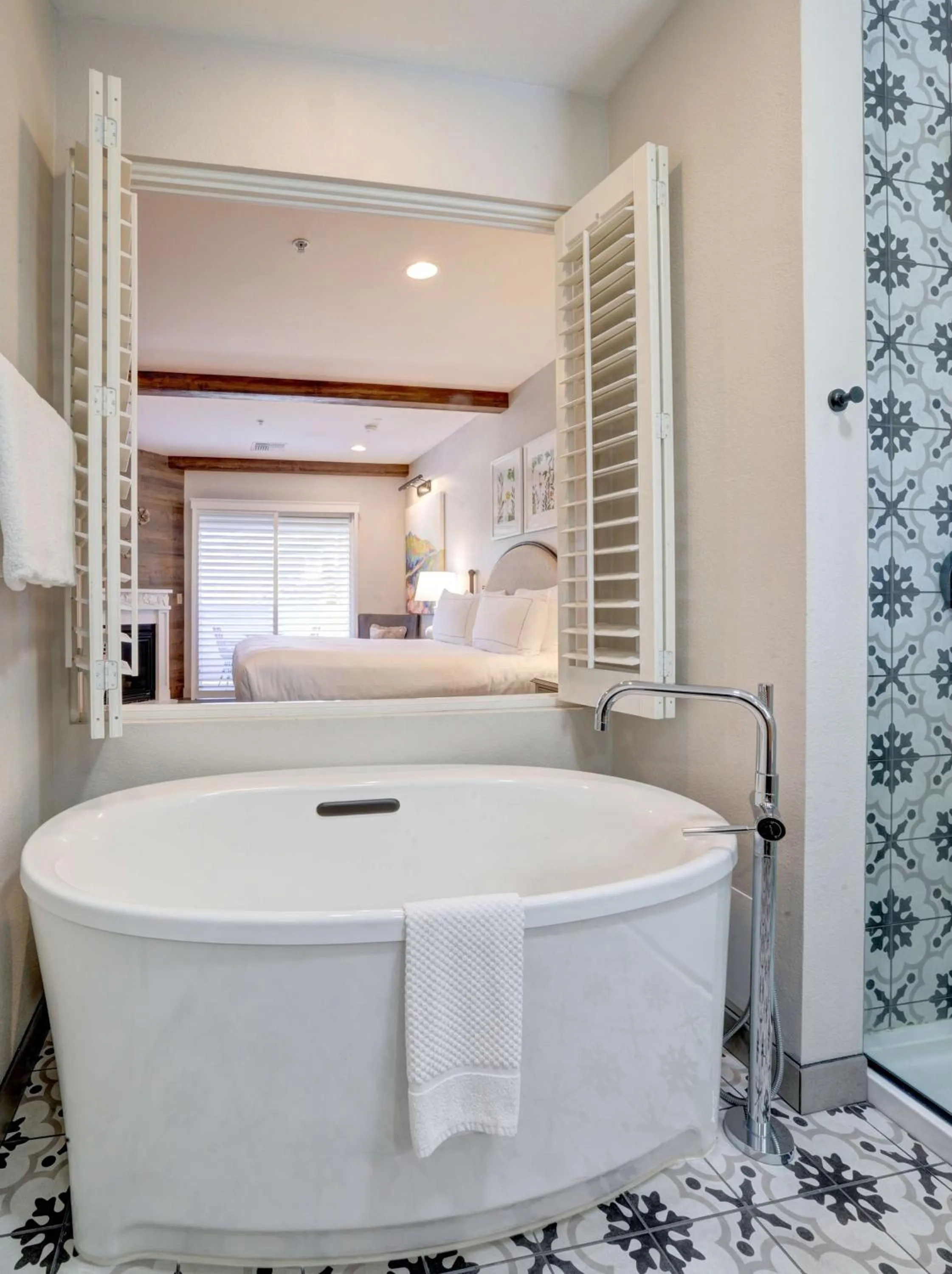 Bathroom in The Lodge at Healdsburg, Tapestry Collection by Hilton