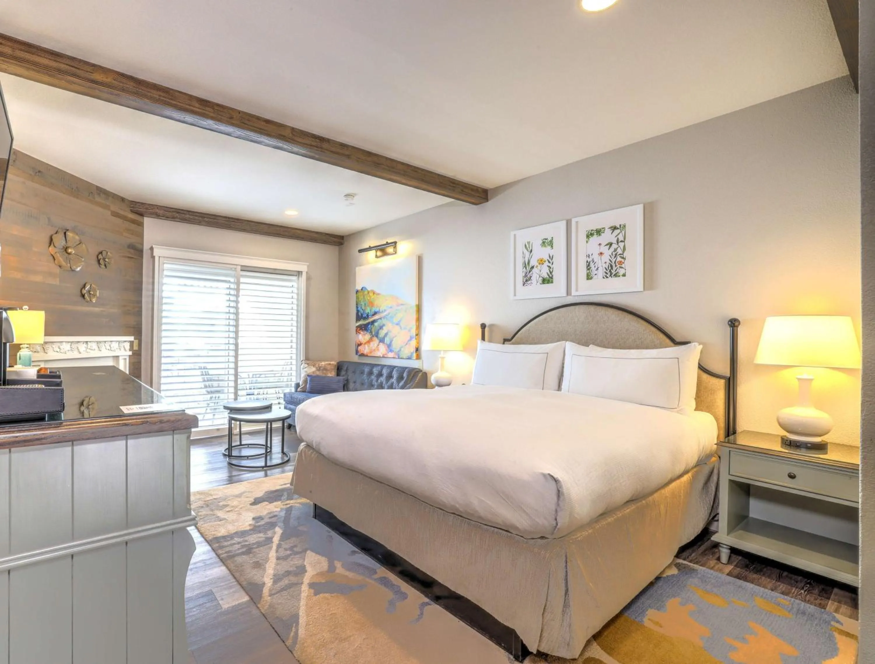 Bed in The Lodge at Healdsburg, Tapestry Collection by Hilton