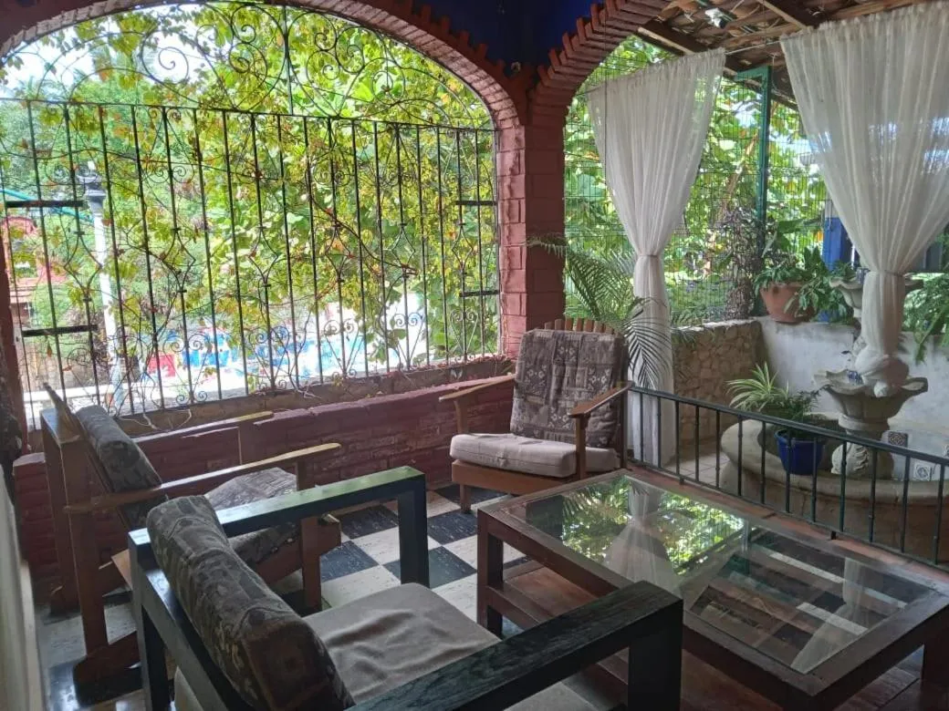 Communal lounge/ TV room in MayFlower Hotel & Hostal