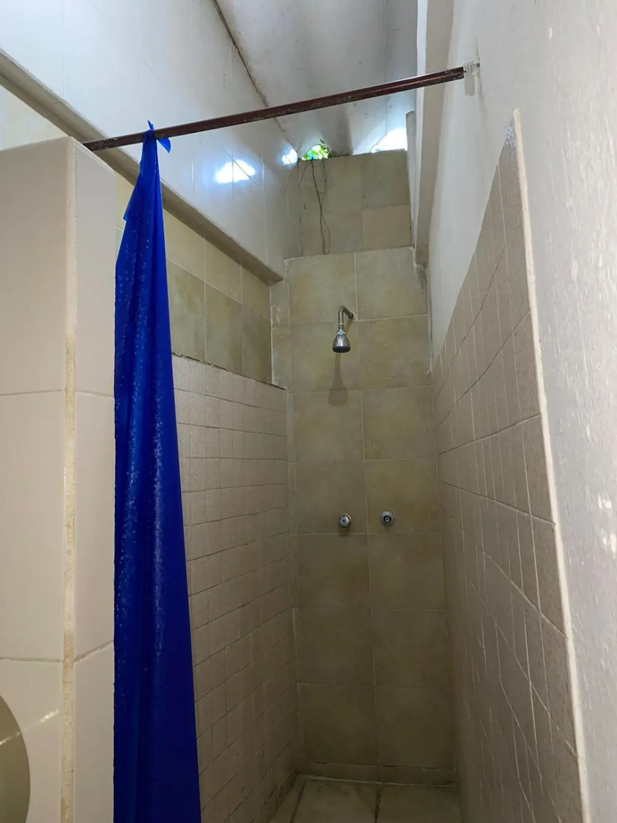 Shower in MayFlower Hotel & Hostal