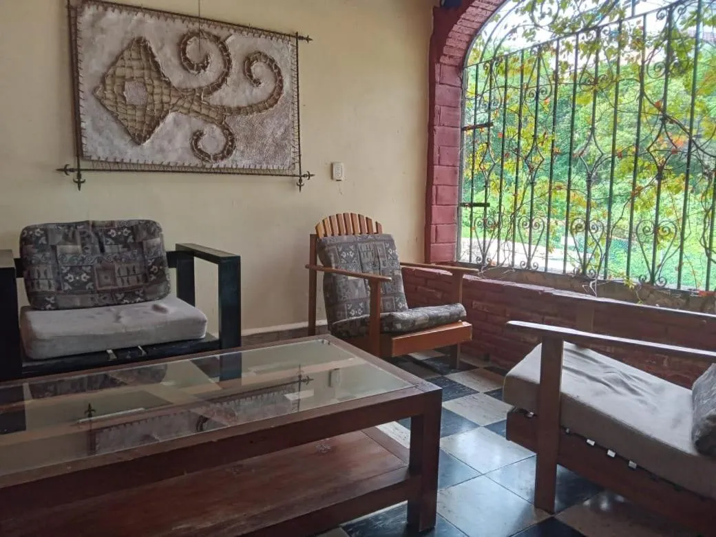 Communal lounge/ TV room in MayFlower Hotel & Hostal