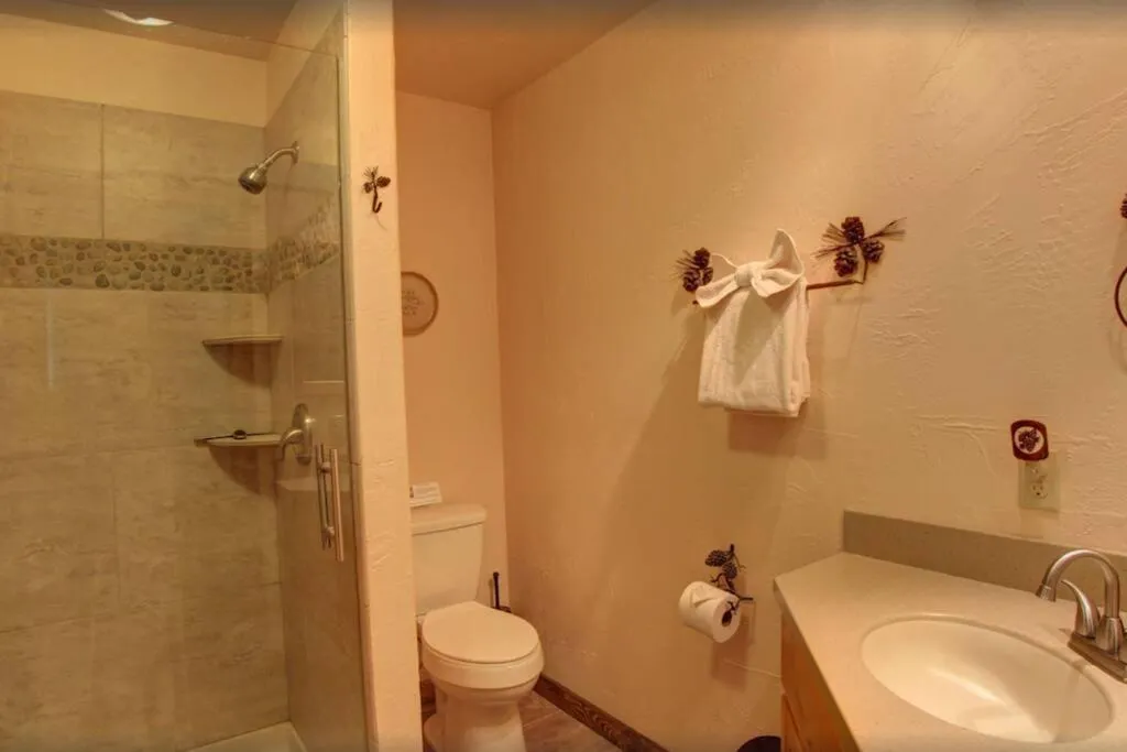 Bathroom in Fox Den Lodge