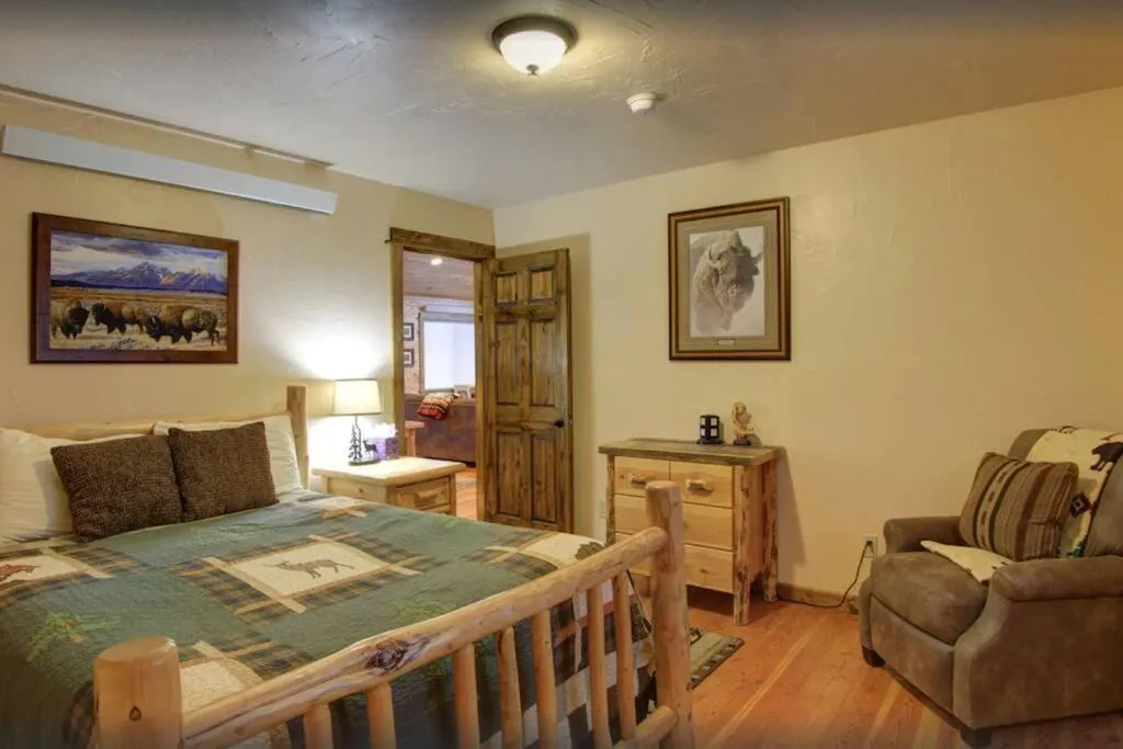 Bedroom, Bed in Fox Den Lodge