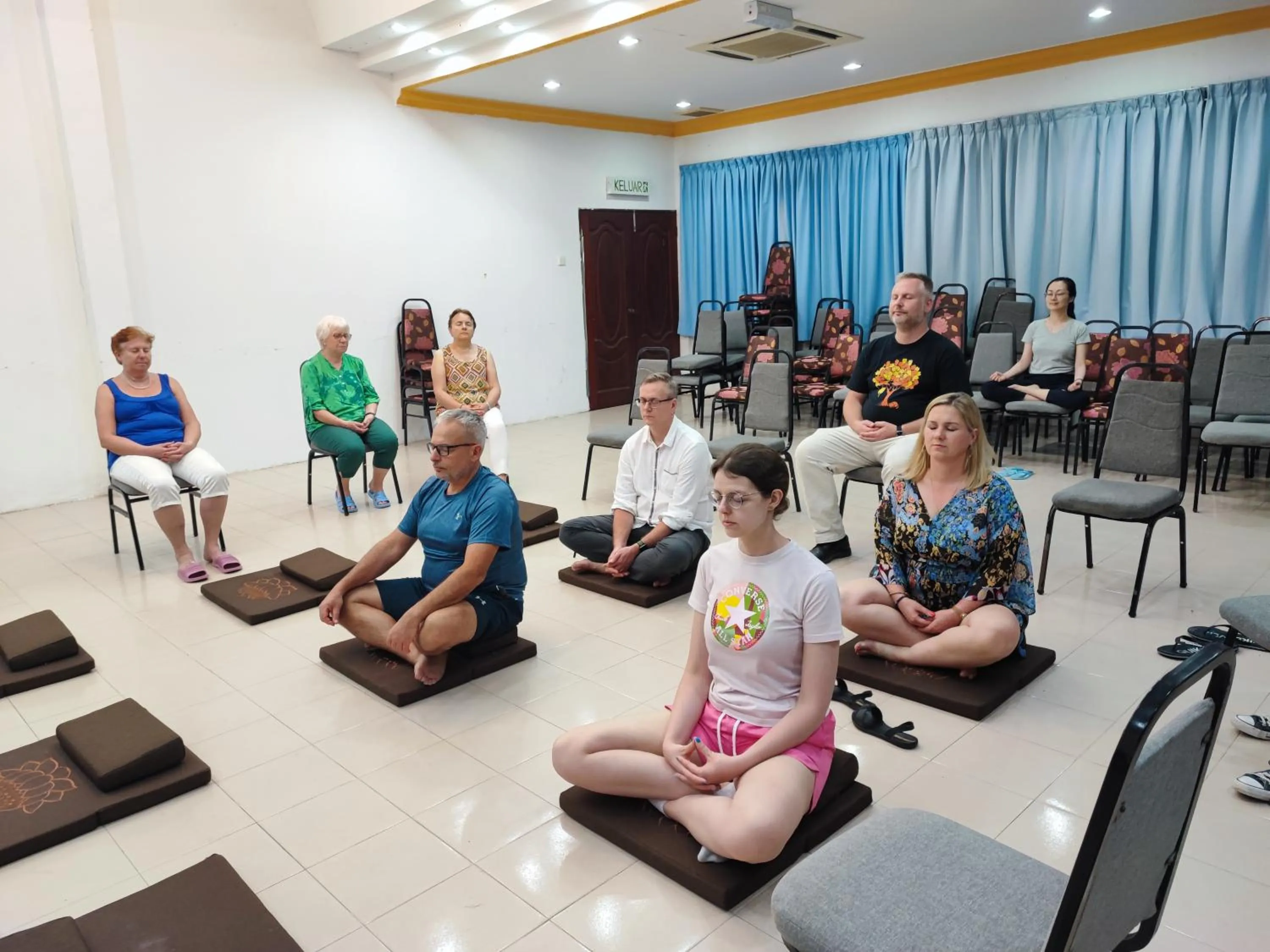 People in Tekoma Resort Taman Negara