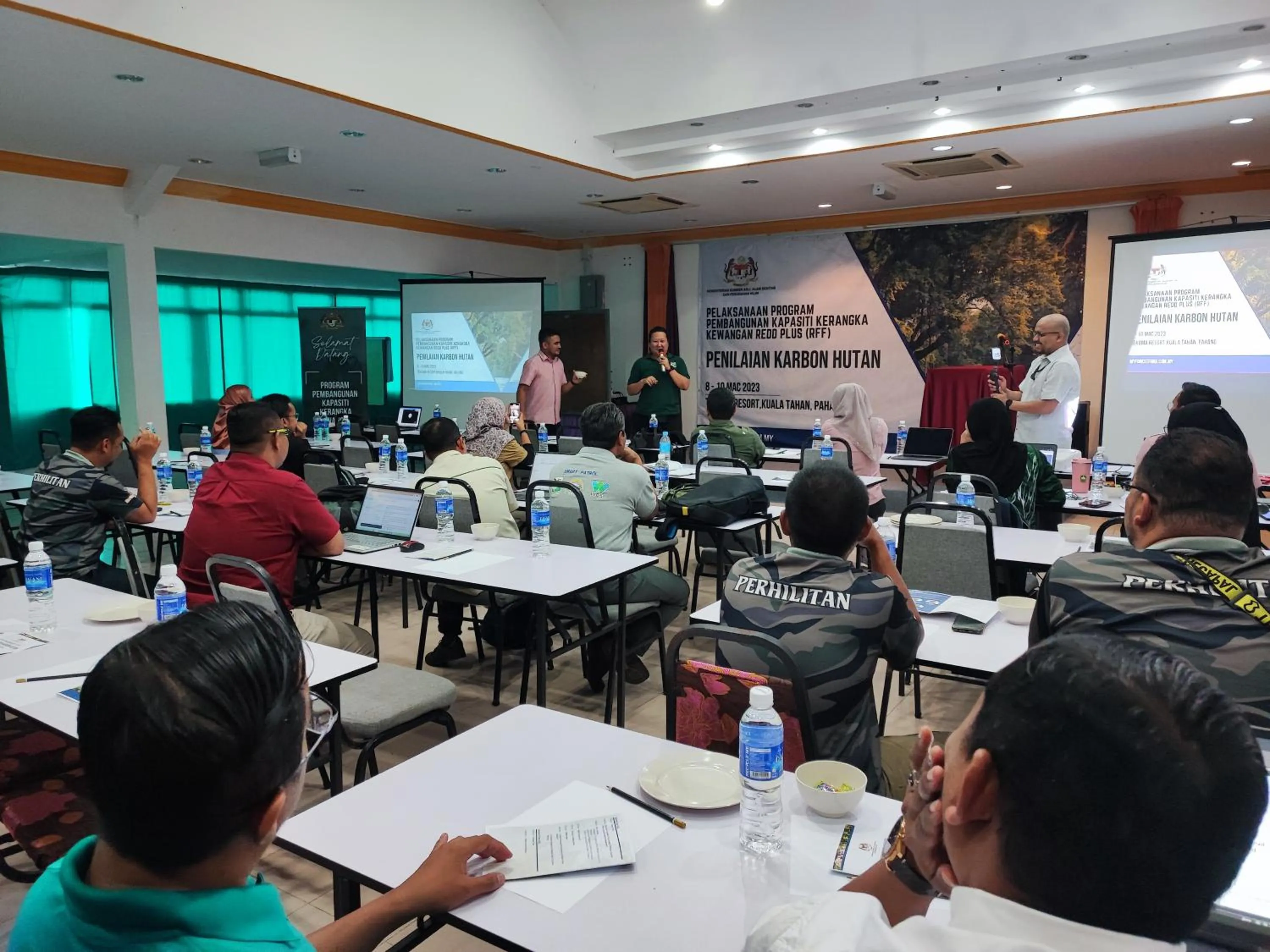 People in Tekoma Resort Taman Negara