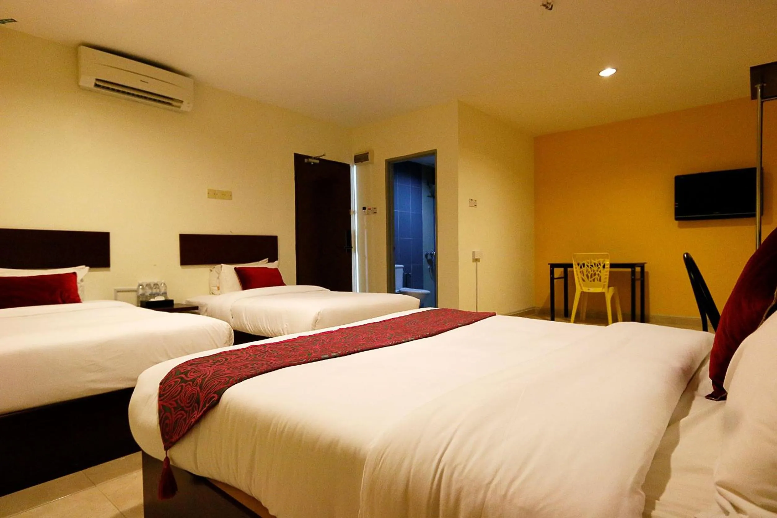 Photo of the whole room, Bed in Golden Roof Hotel Falim Ipoh