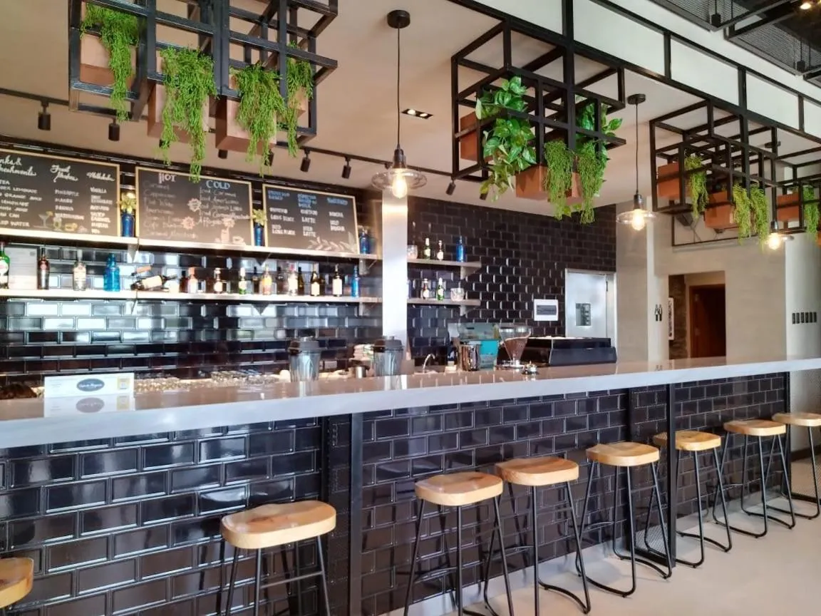 Restaurant/places to eat in Acro Residences