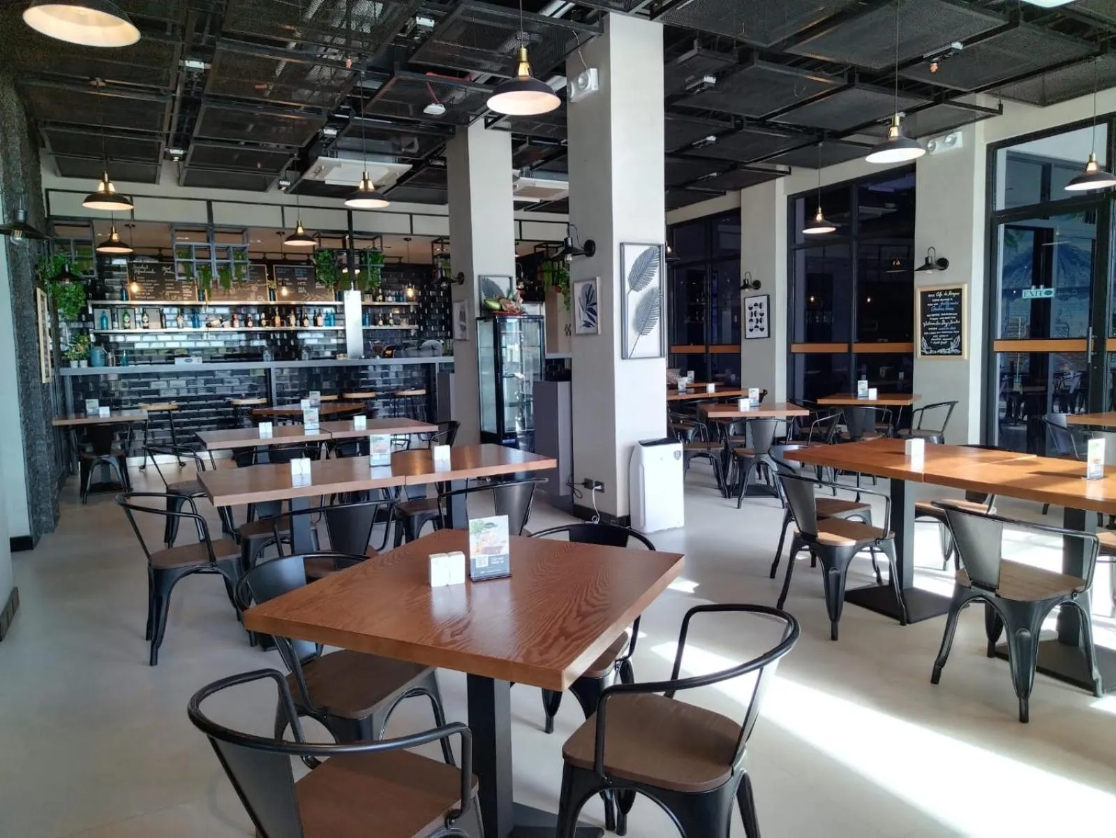 Restaurant/places to eat in Acro Residences