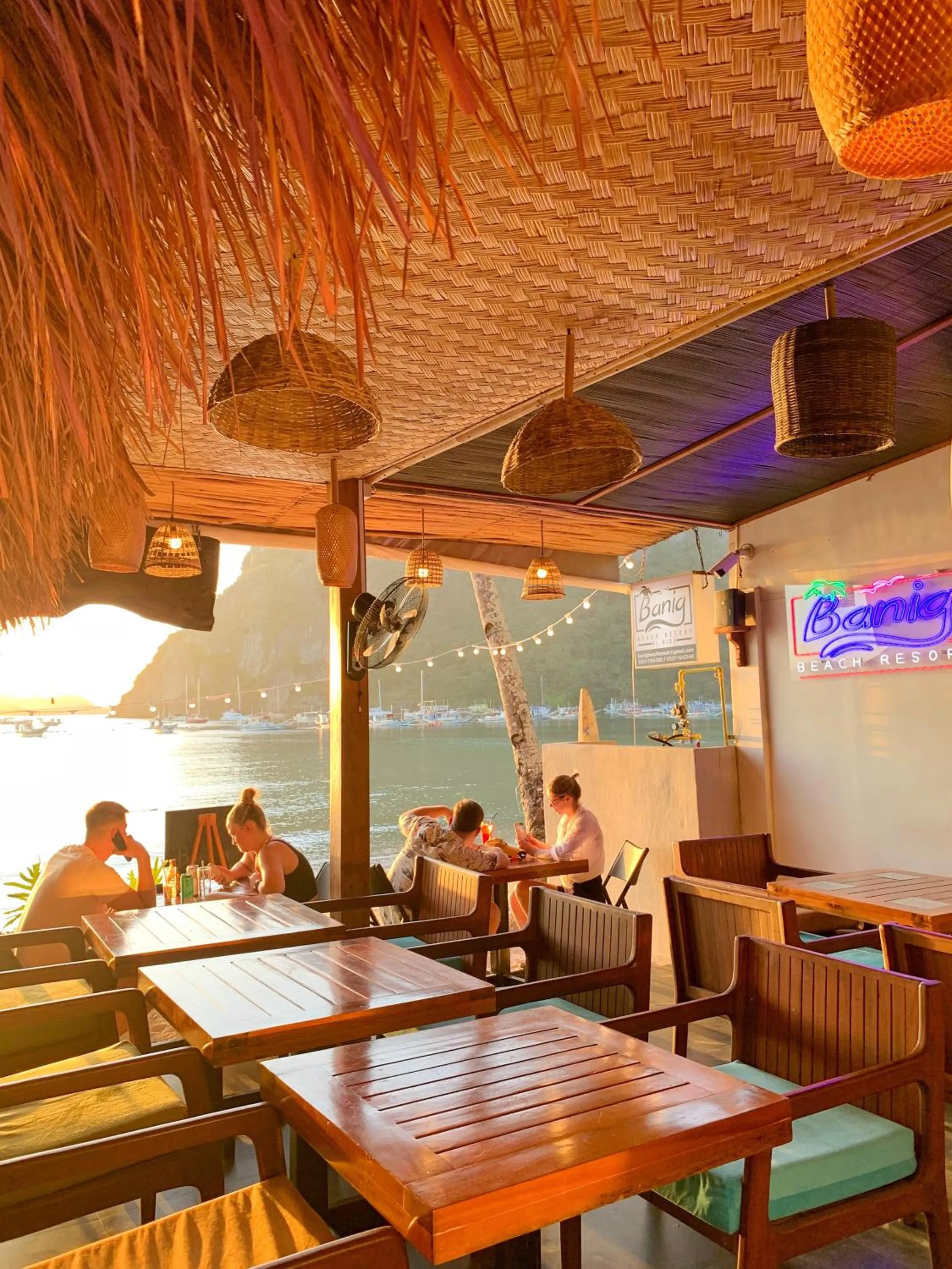 Restaurant/places to eat in Banig Beach Resort El Nido