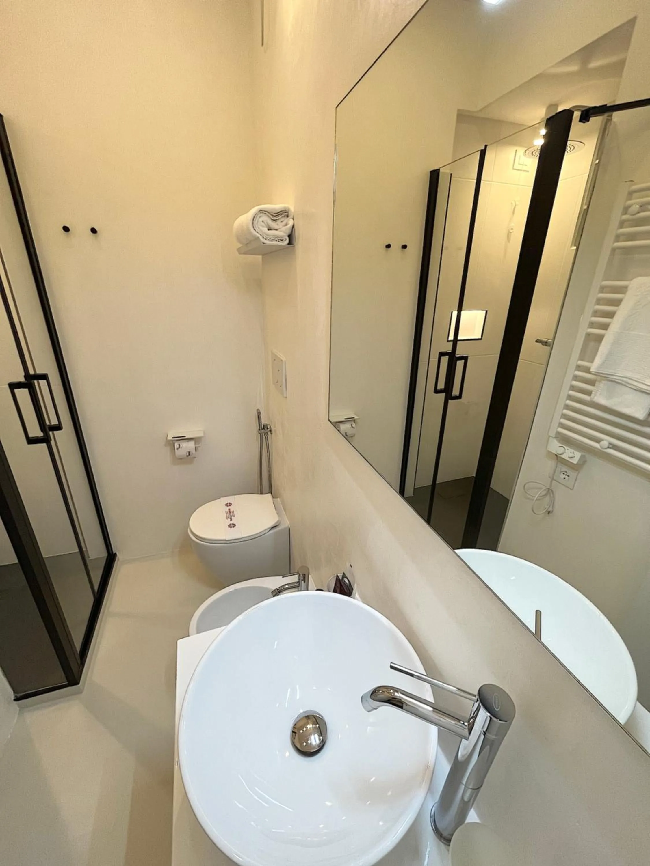 Shower in Hotel Regina