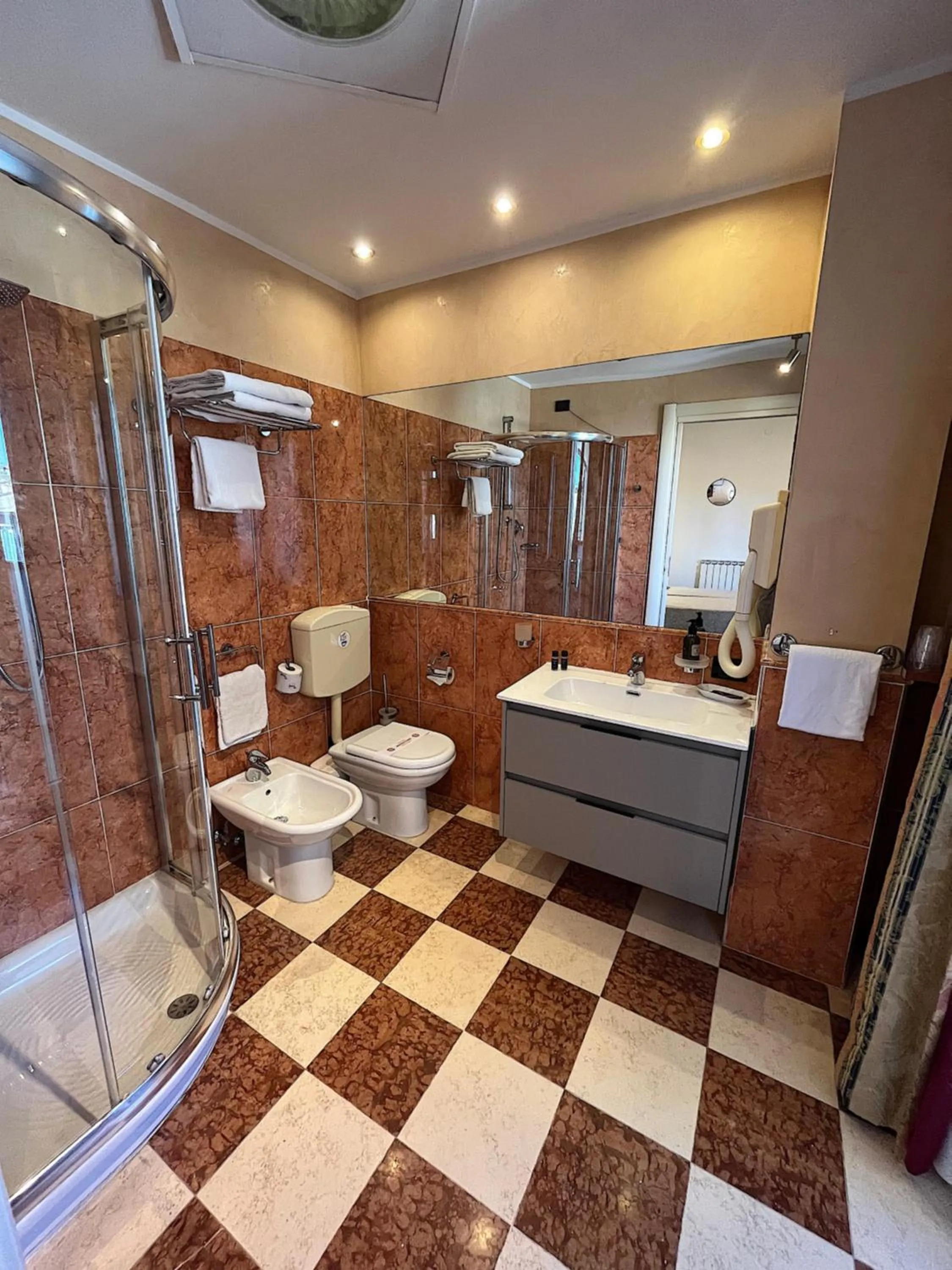 Shower in Hotel Regina