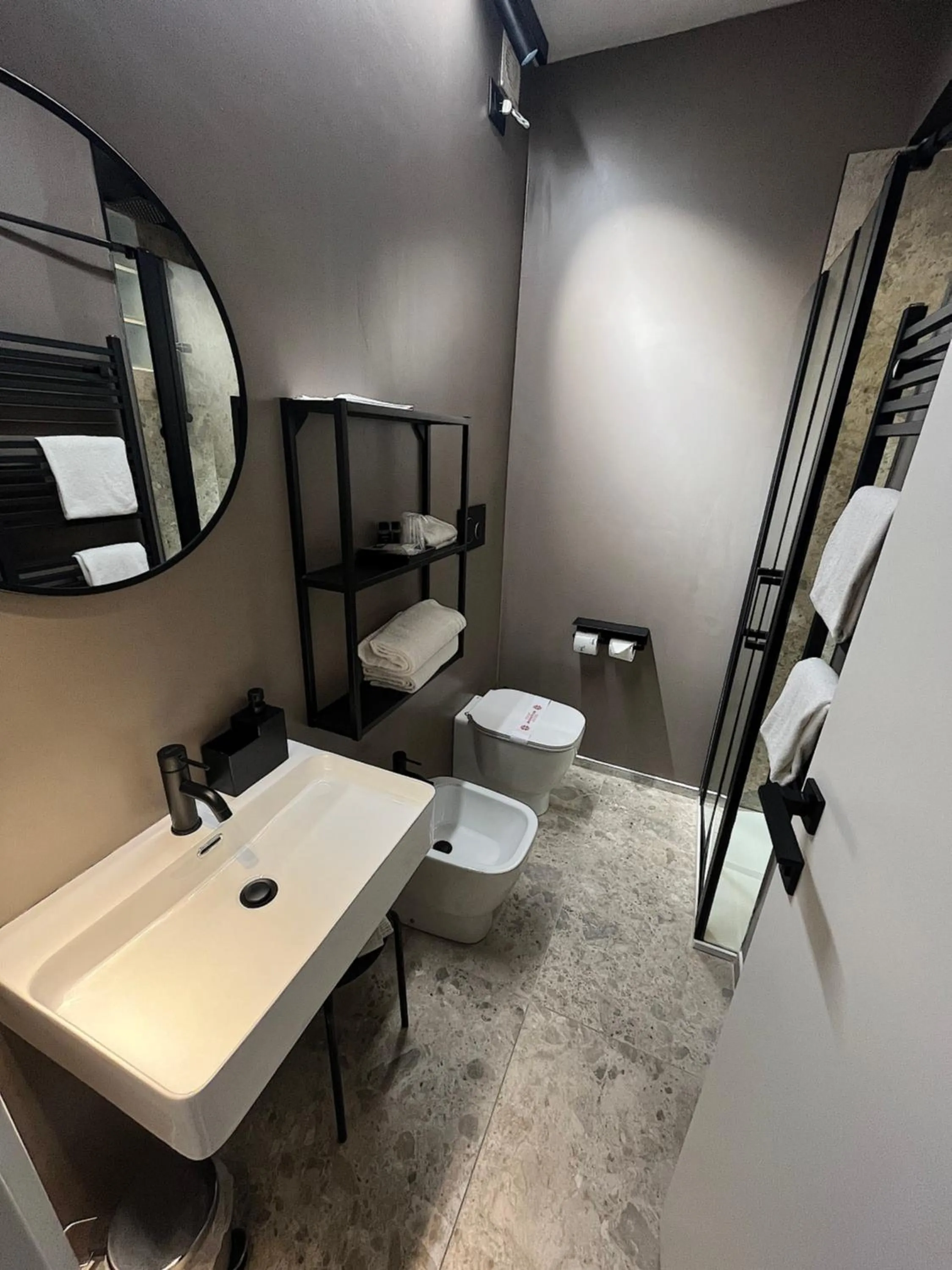 Shower in Hotel Regina