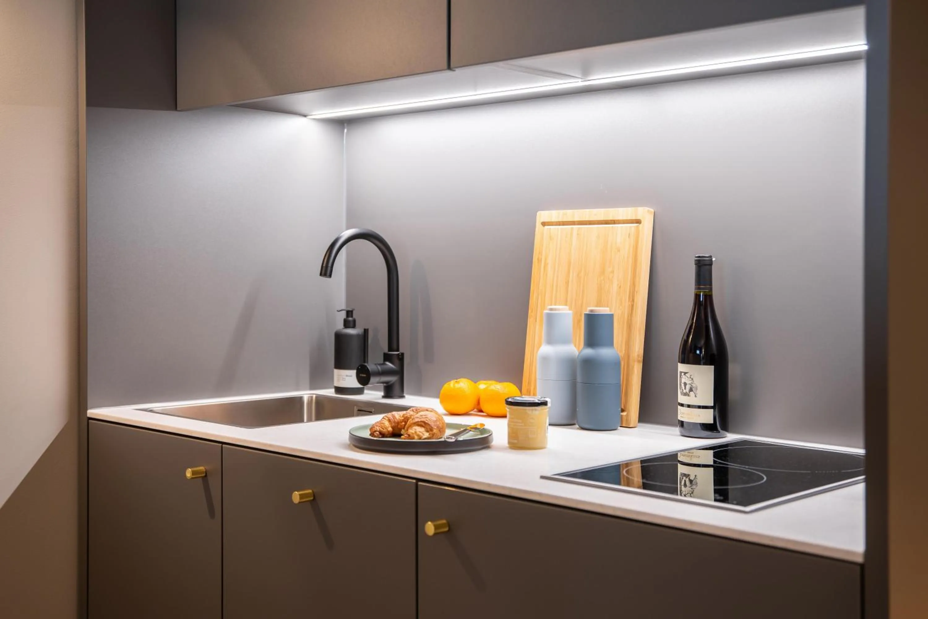 Kitchen or kitchenette in ipartment Berlin Airport HOME by Best Western