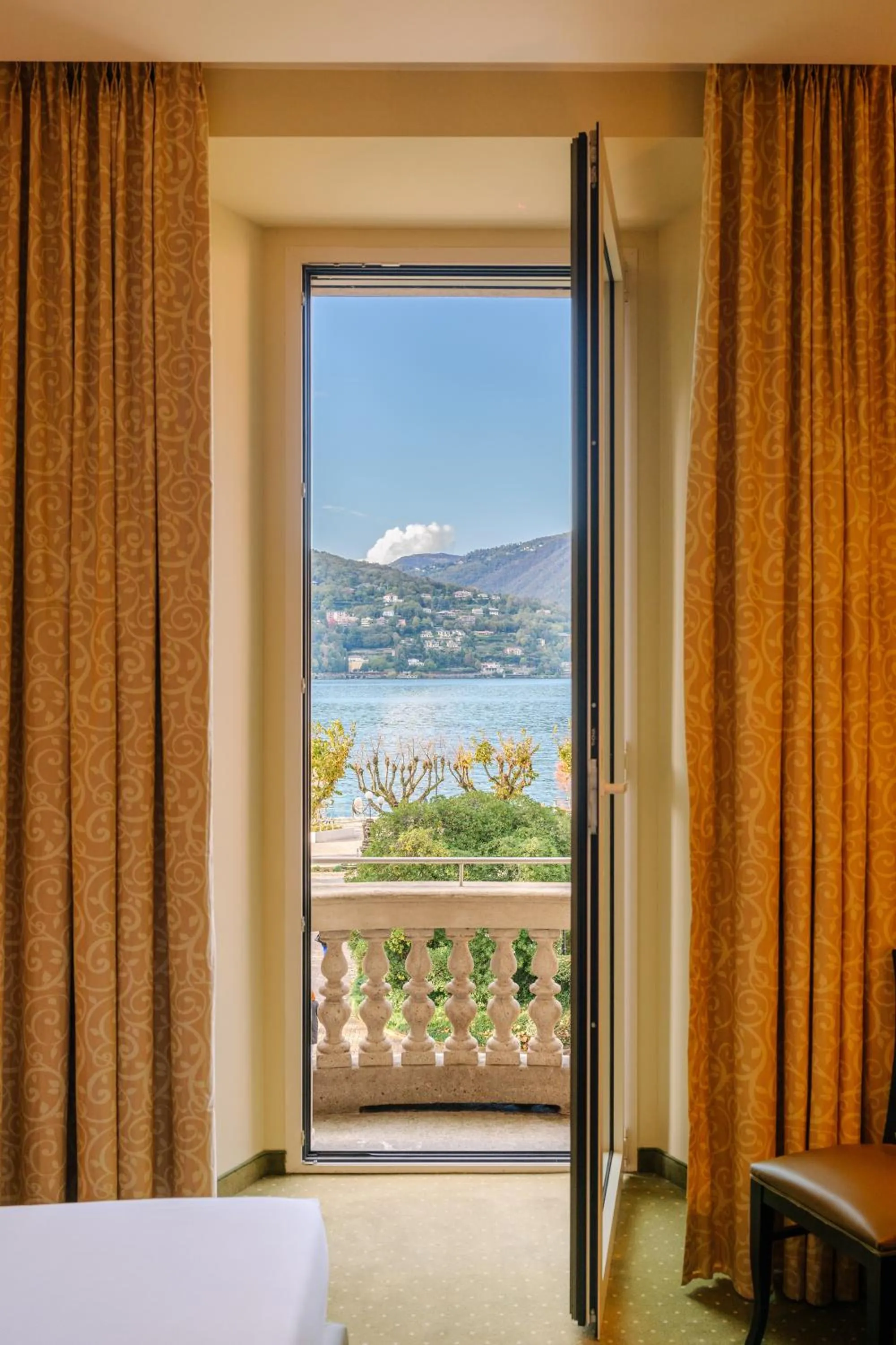 Lake view, Bed in Palace Hotel Lake Como