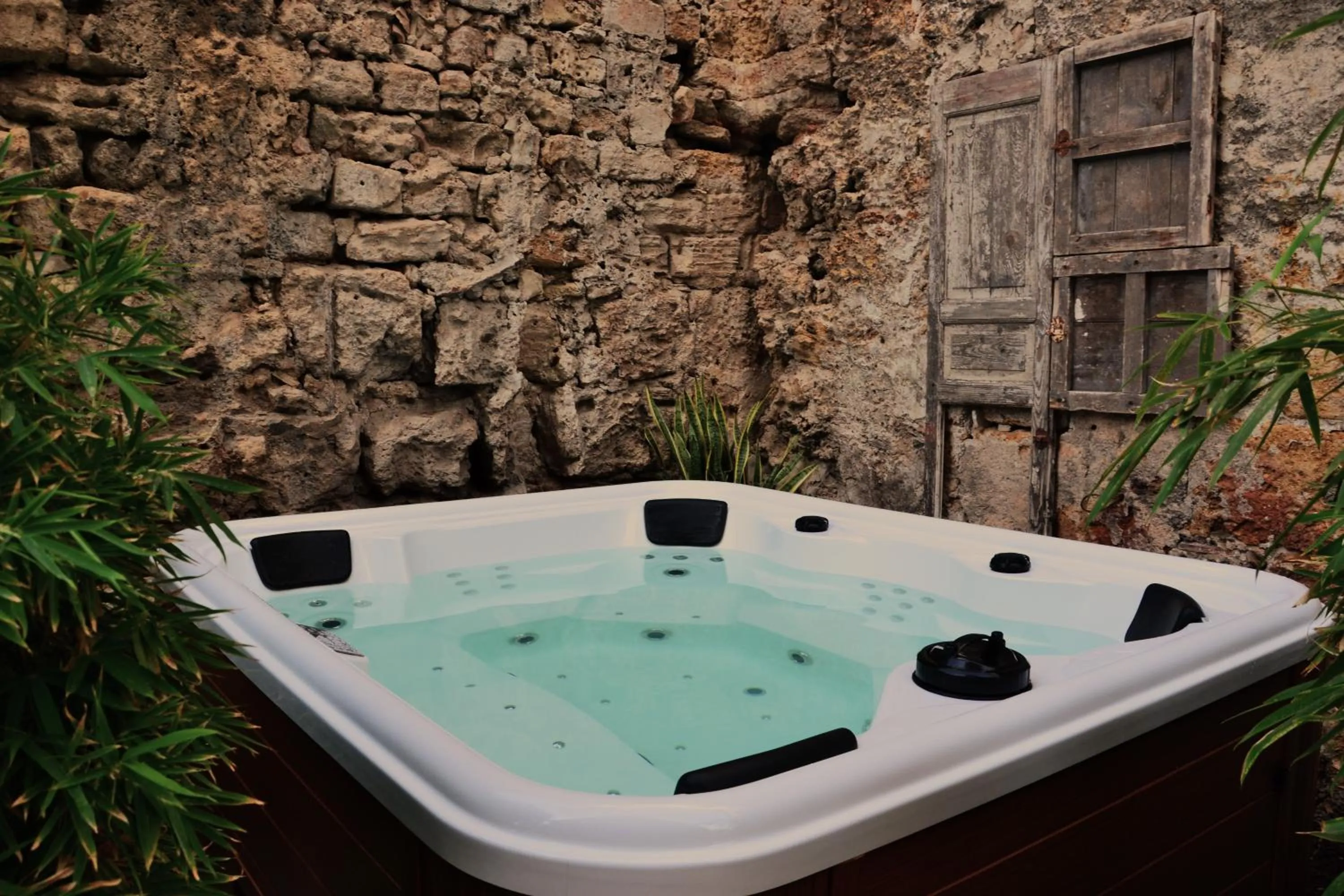 Hot Tub in Bastione Spasimo Boutique Hotel