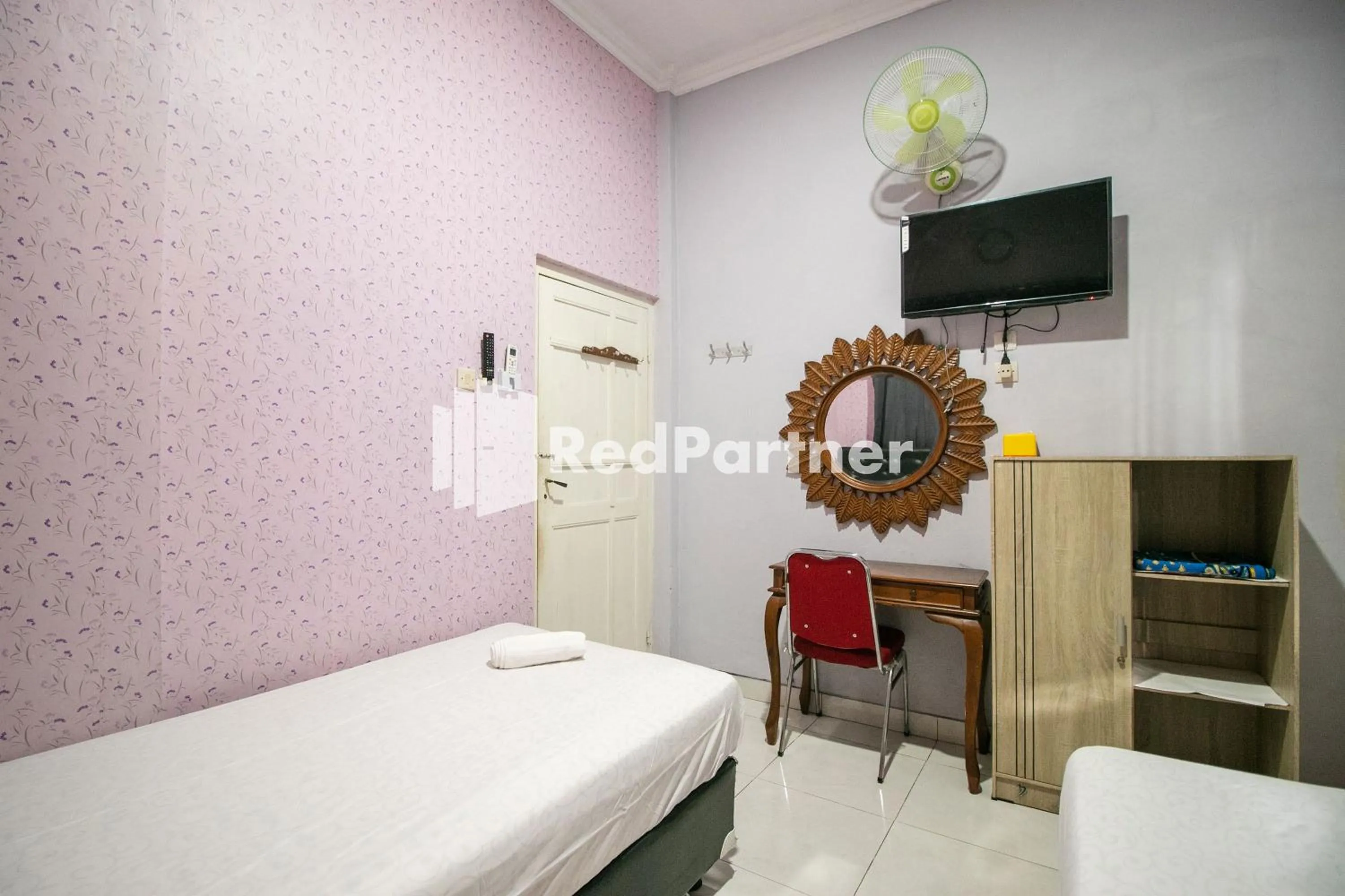 Bedroom, Bed in Kedyla Homestay Syariah Patangpuluhan Malioboro Area Yogyakarta RedPartner