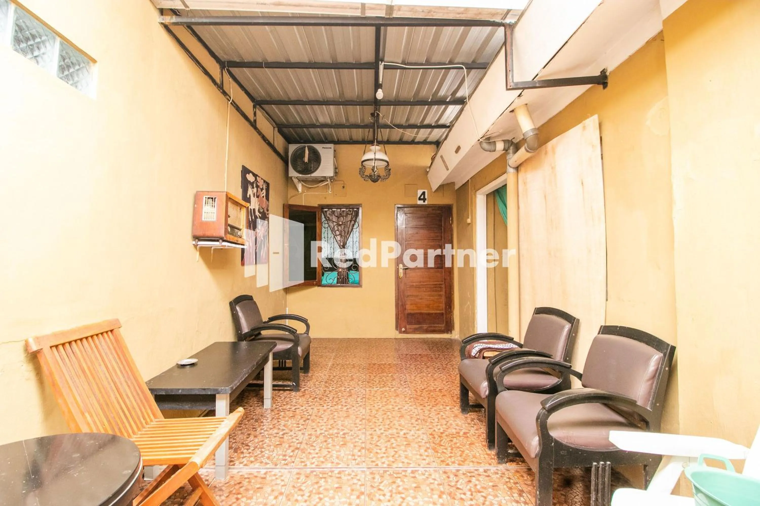 Seating area in Kedyla Homestay Syariah Patangpuluhan Malioboro Area Yogyakarta RedPartner