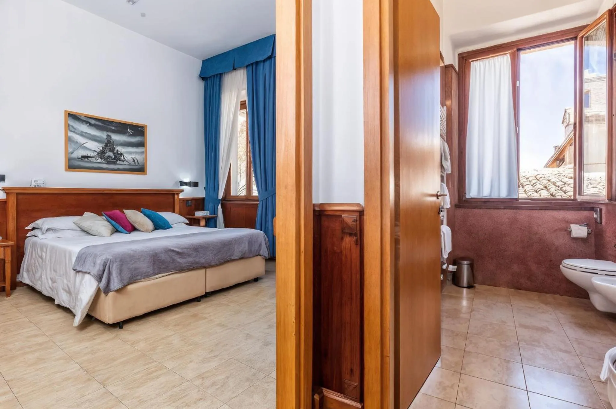 Toilet, Bed in Hotel Duomo