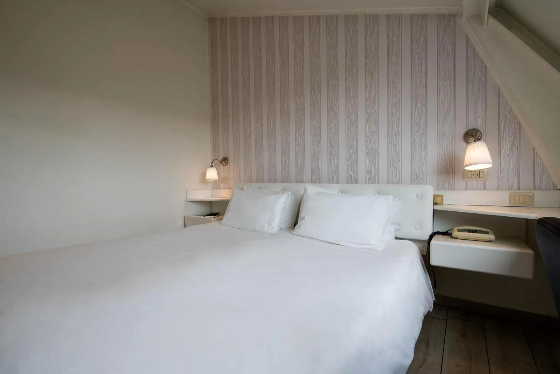 Bed in Axolute Comfort Hotel Como Cantù