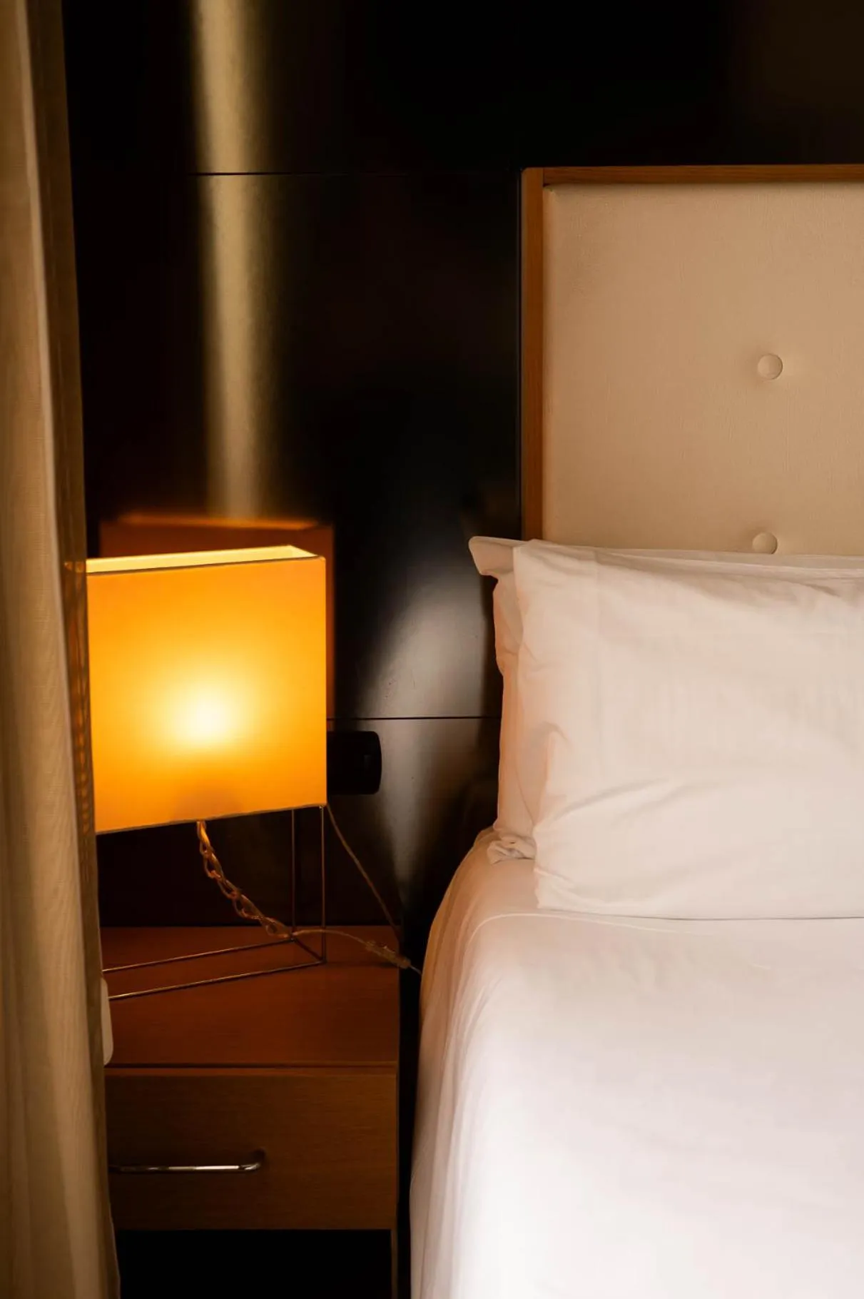 Bed in Axolute Comfort Hotel Como Cantù