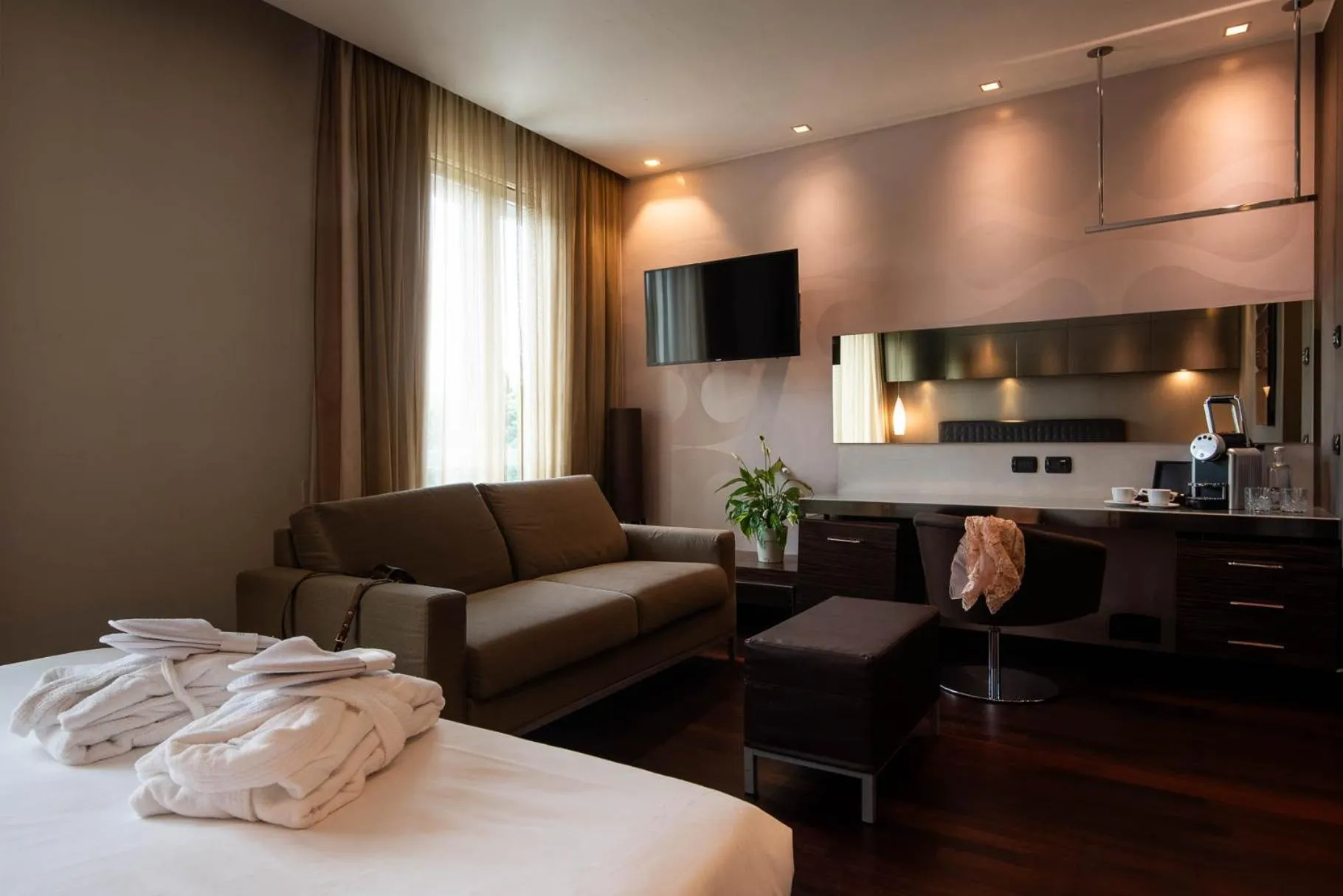 Bed in Axolute Comfort Hotel Como Cantù