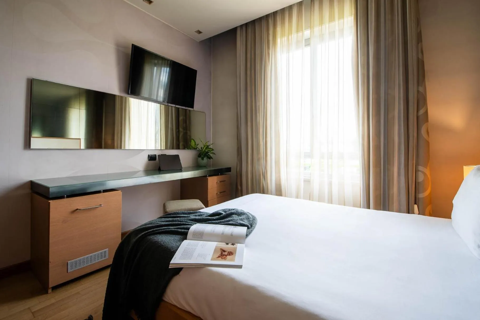 Bed in Axolute Comfort Hotel Como Cantù