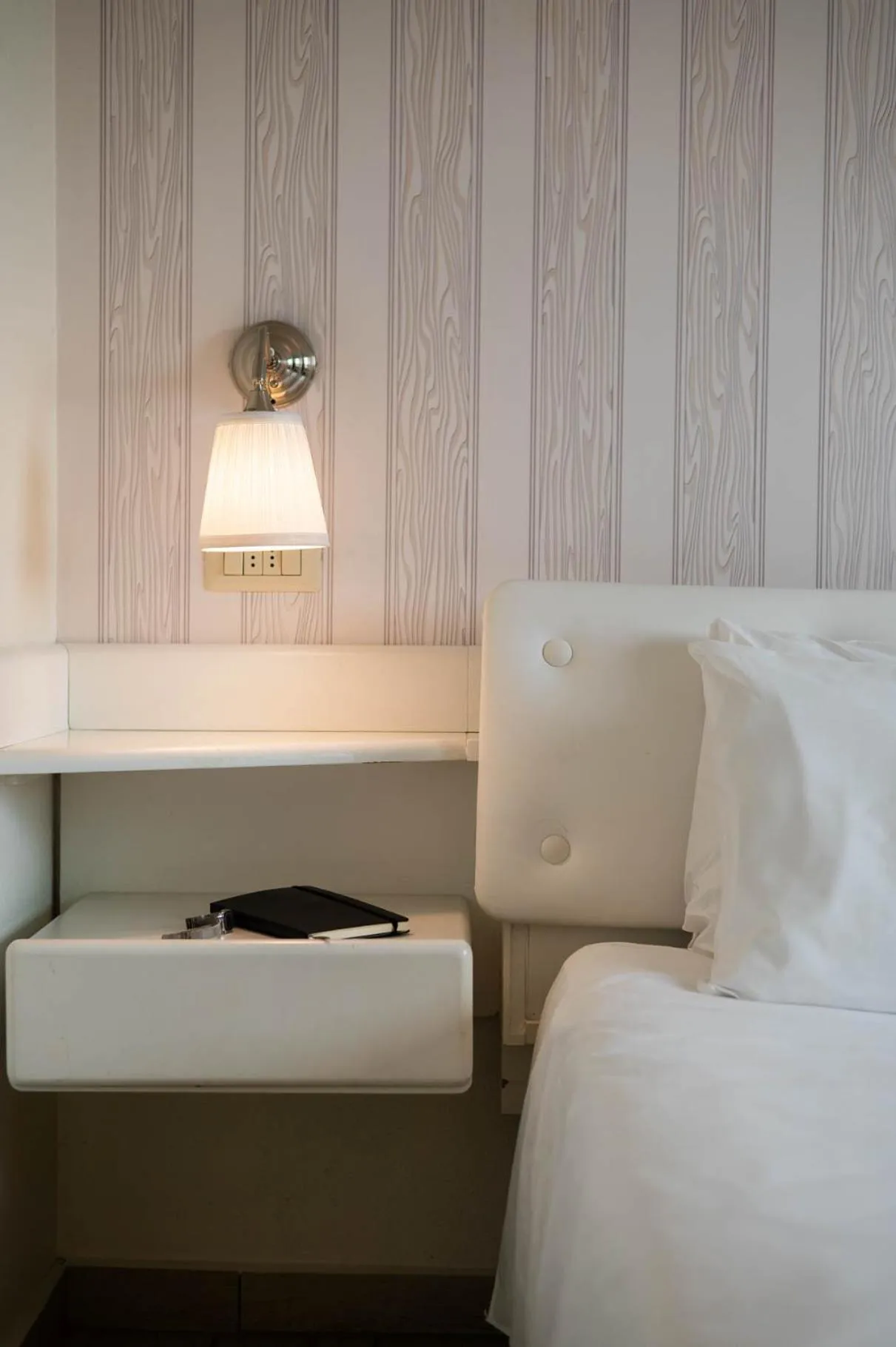 Bed in Axolute Comfort Hotel Como Cantù