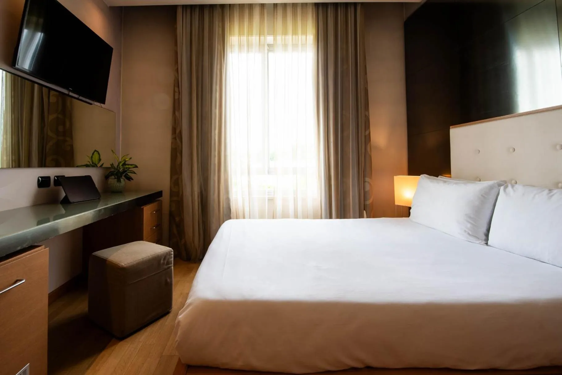 Bed in Axolute Comfort Hotel Como Cantù