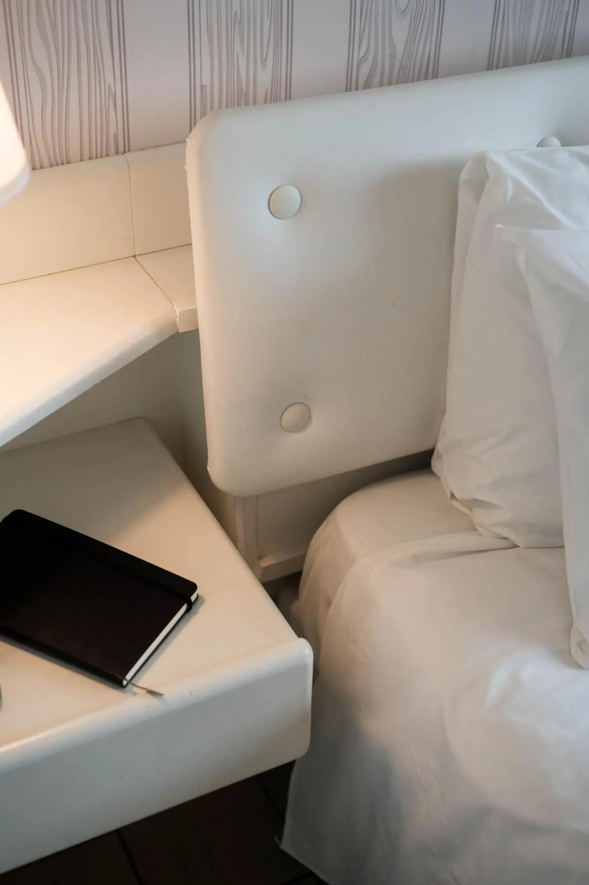 Bed in Axolute Comfort Hotel Como Cantù