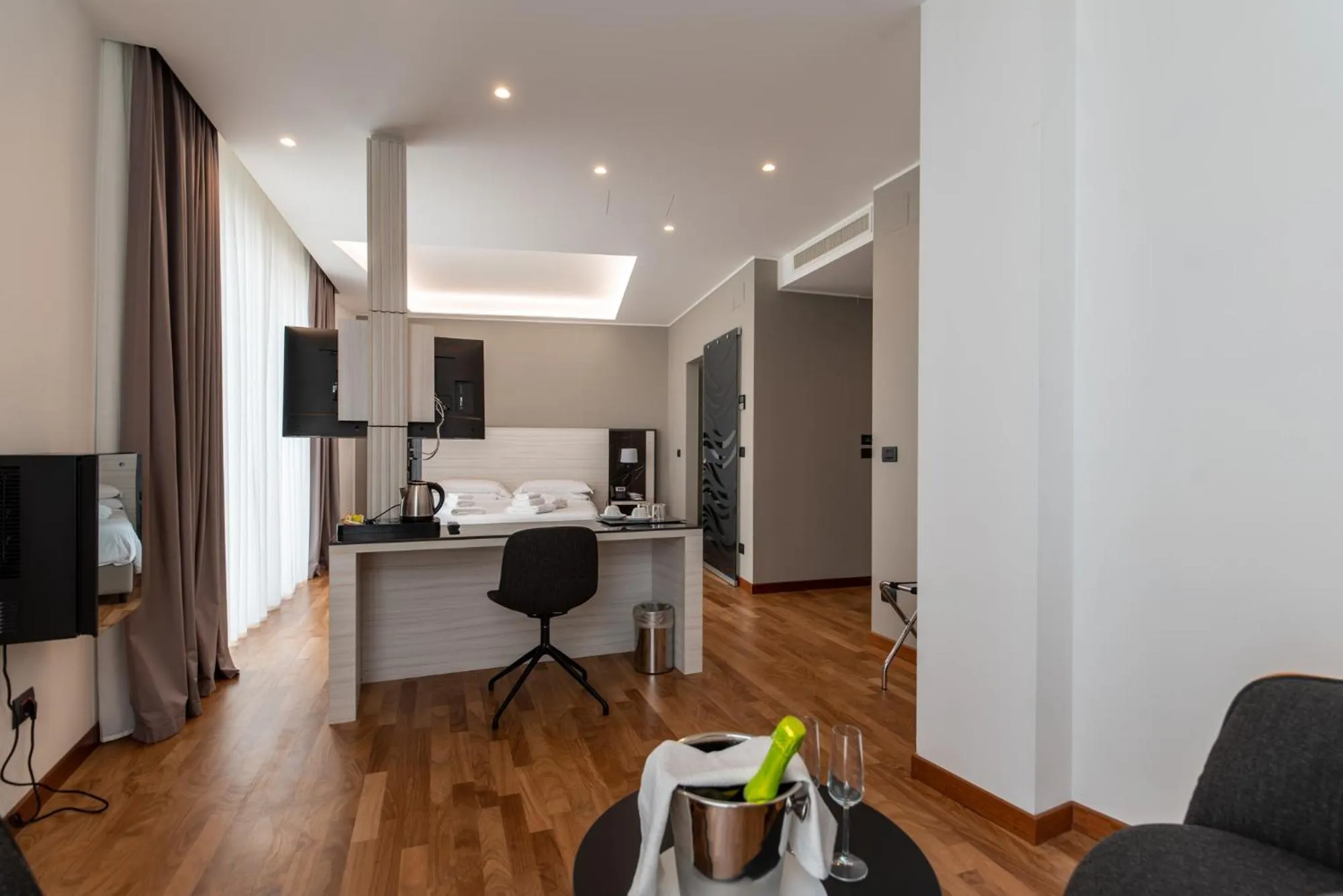 hair dresser in Sestante Marina Motel