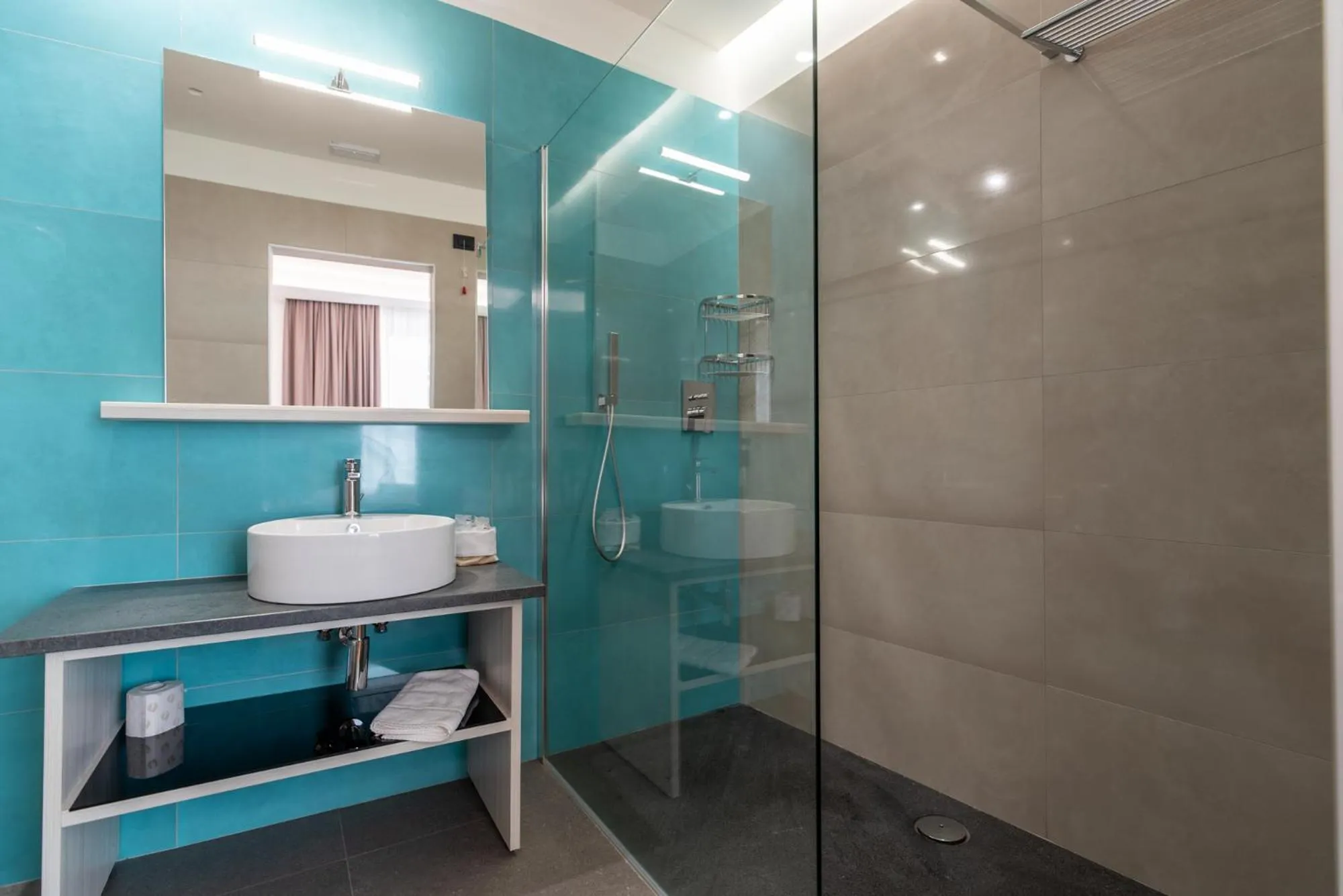 Shower in Sestante Marina Motel