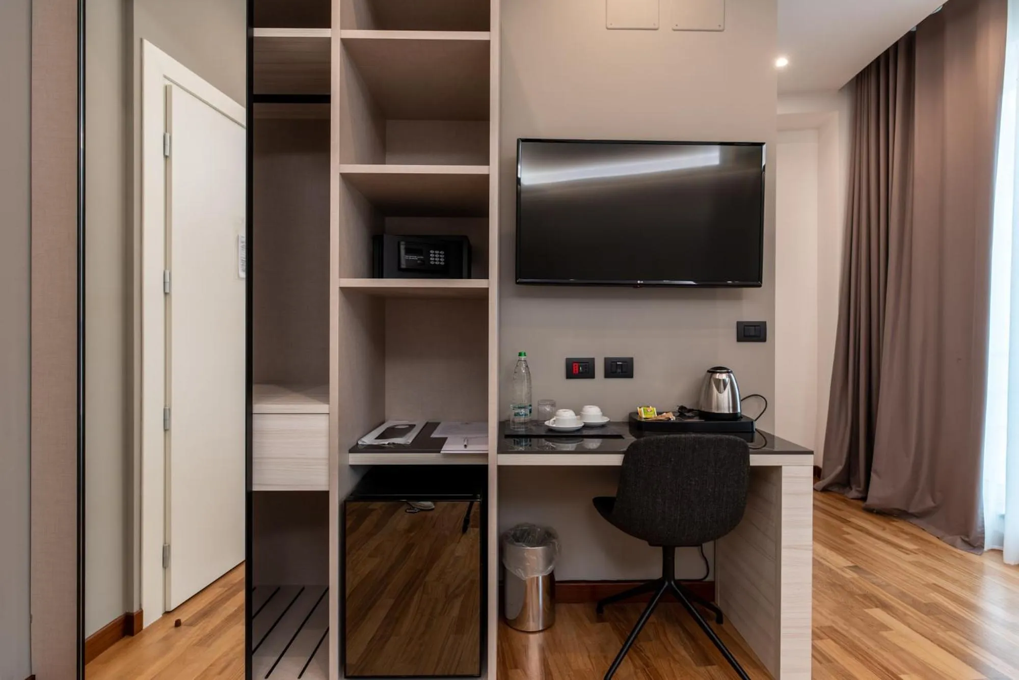 hair dresser in Sestante Marina Motel