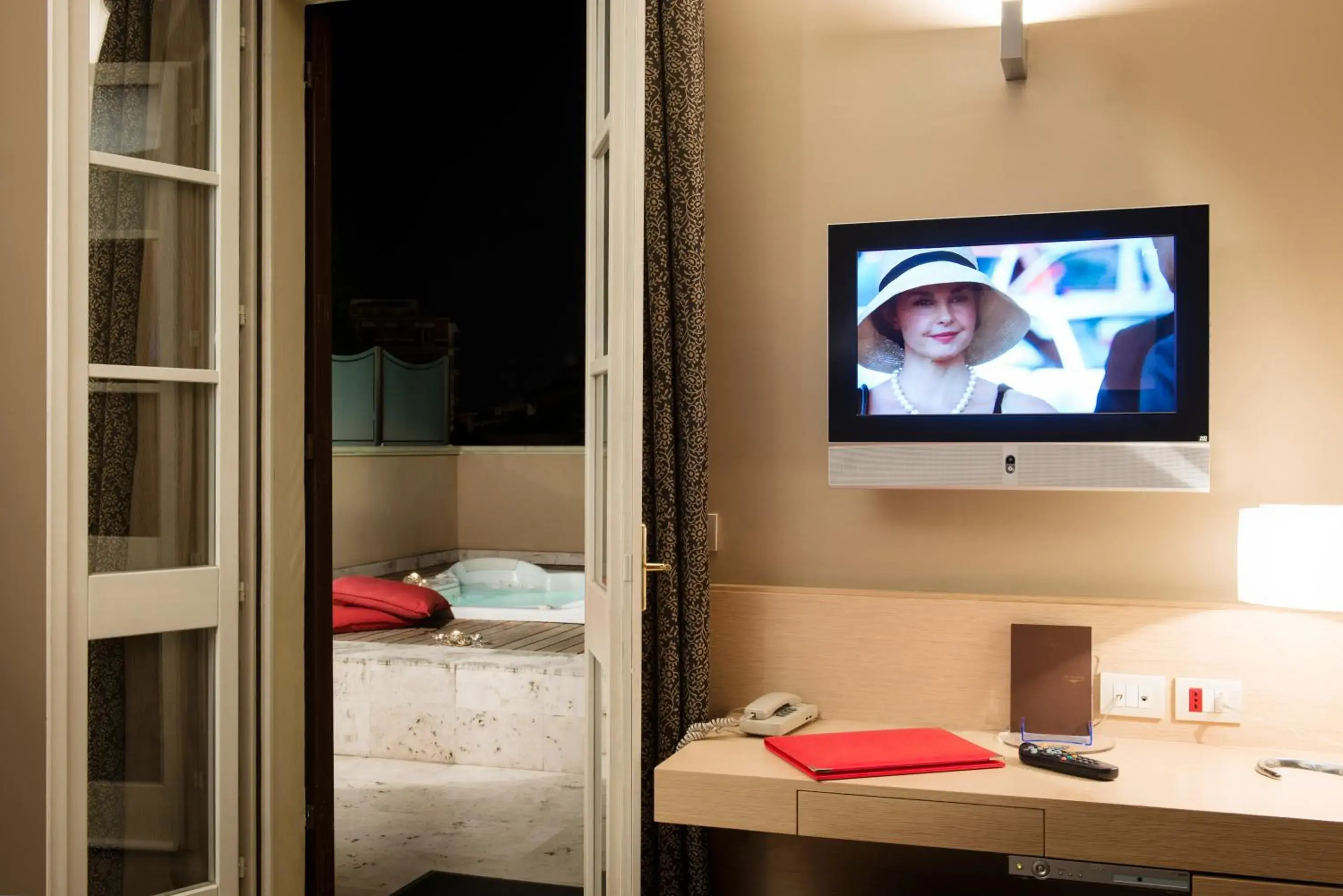 Double Room with Terrace and Hot Tub in UNAHOTELS Villa dei Platani Foligno Double Room with Terrace and Hot Tub in UNAHOTELS Villa dei Platani Foligno