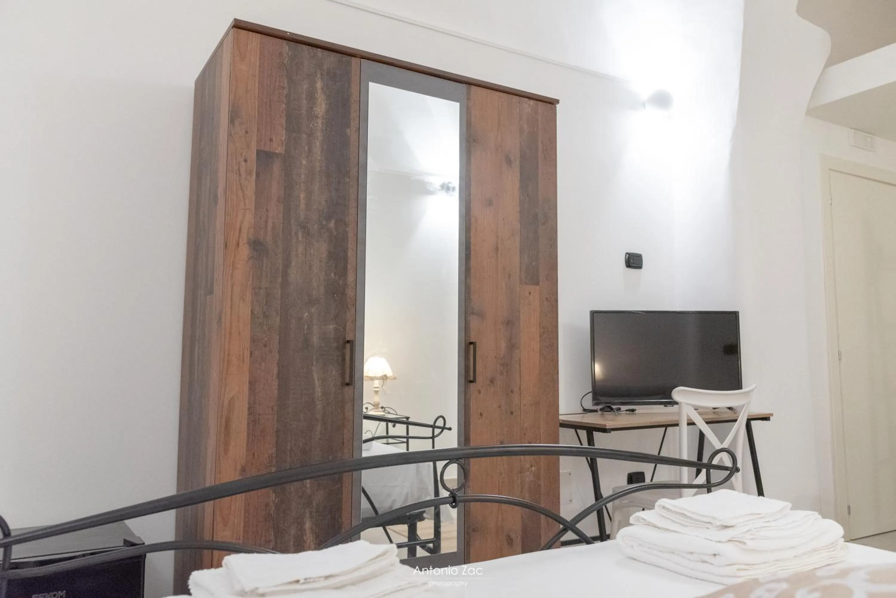 Communal lounge/ TV room, TV/Entertainment Center in Il vecchio arco