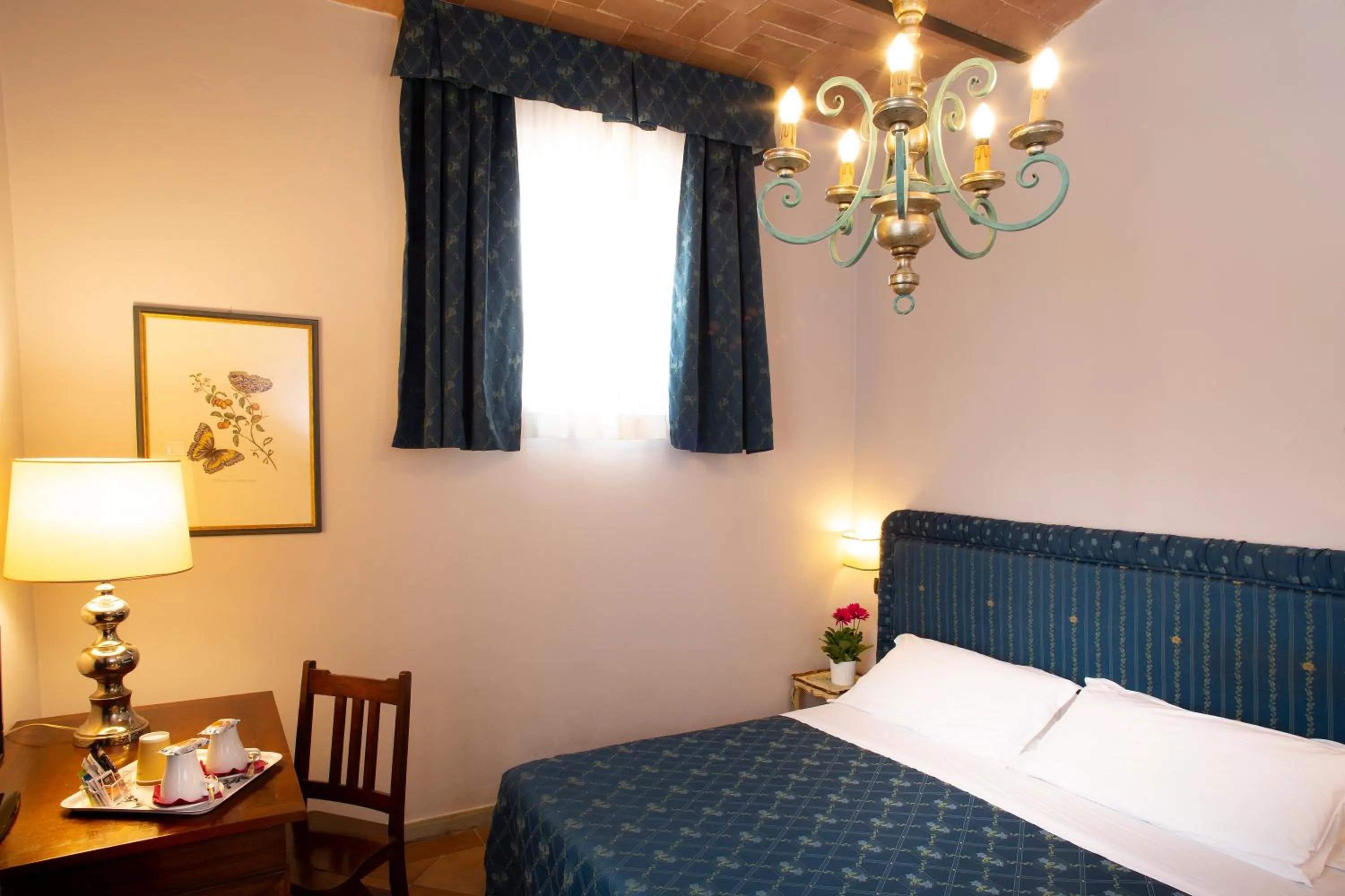 Shower, Bed in Hotel Ristorante Piccolo Chianti