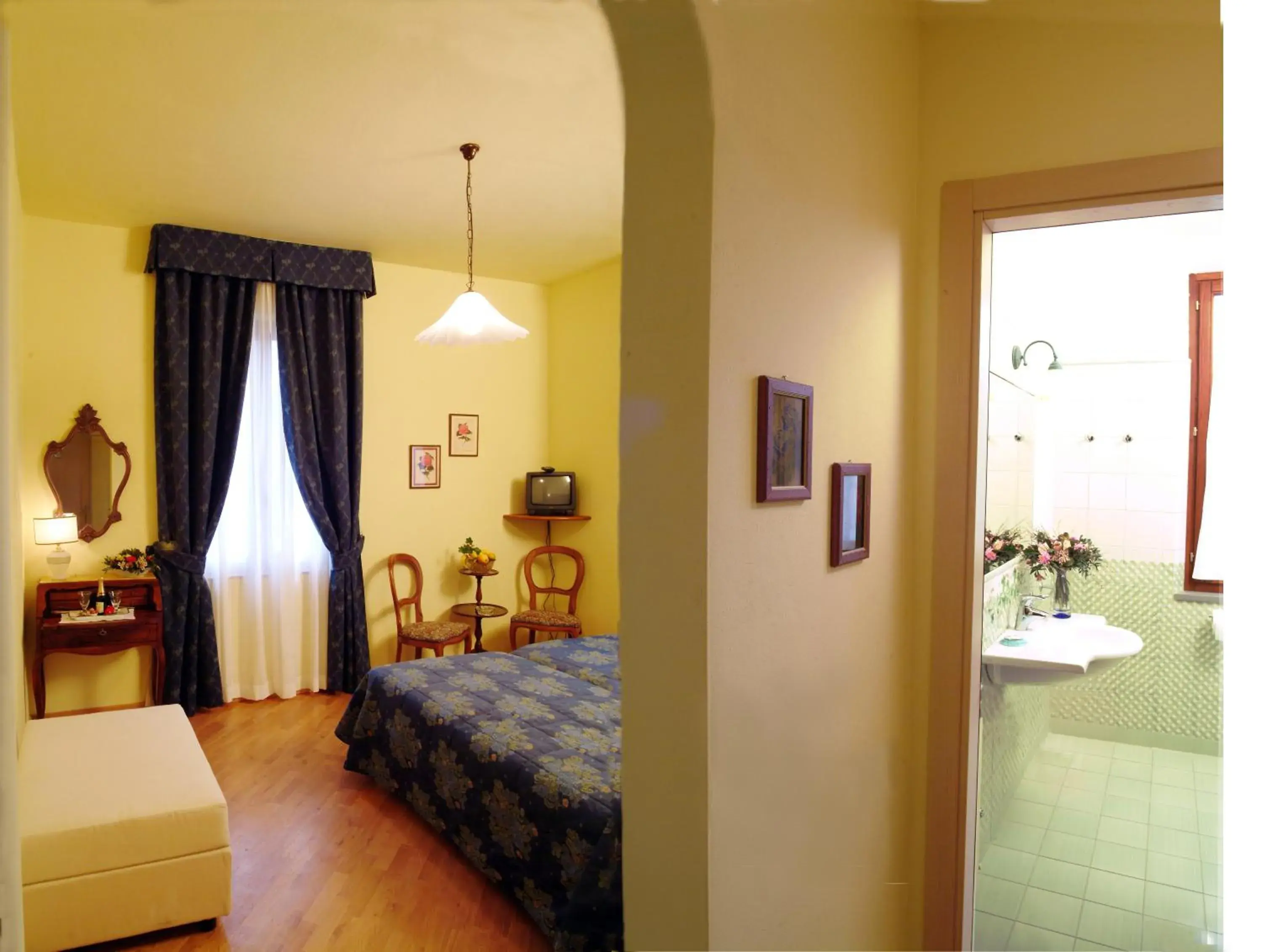 Triple Room with Garden View in Hotel Ristorante Piccolo Chianti Triple Room with Garden View in Hotel Ristorante Piccolo Chianti