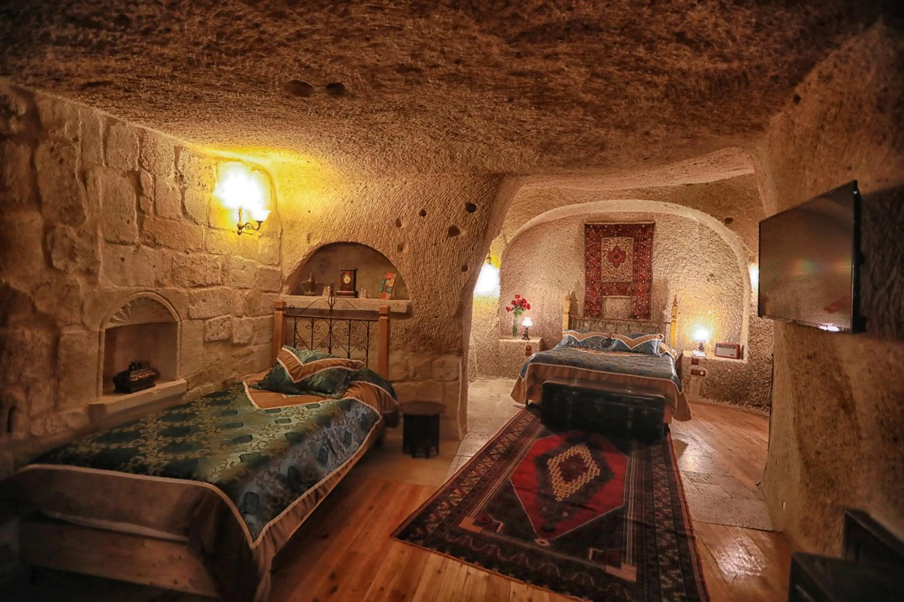 Bedroom, Bed in Traveller's Cave Hotel