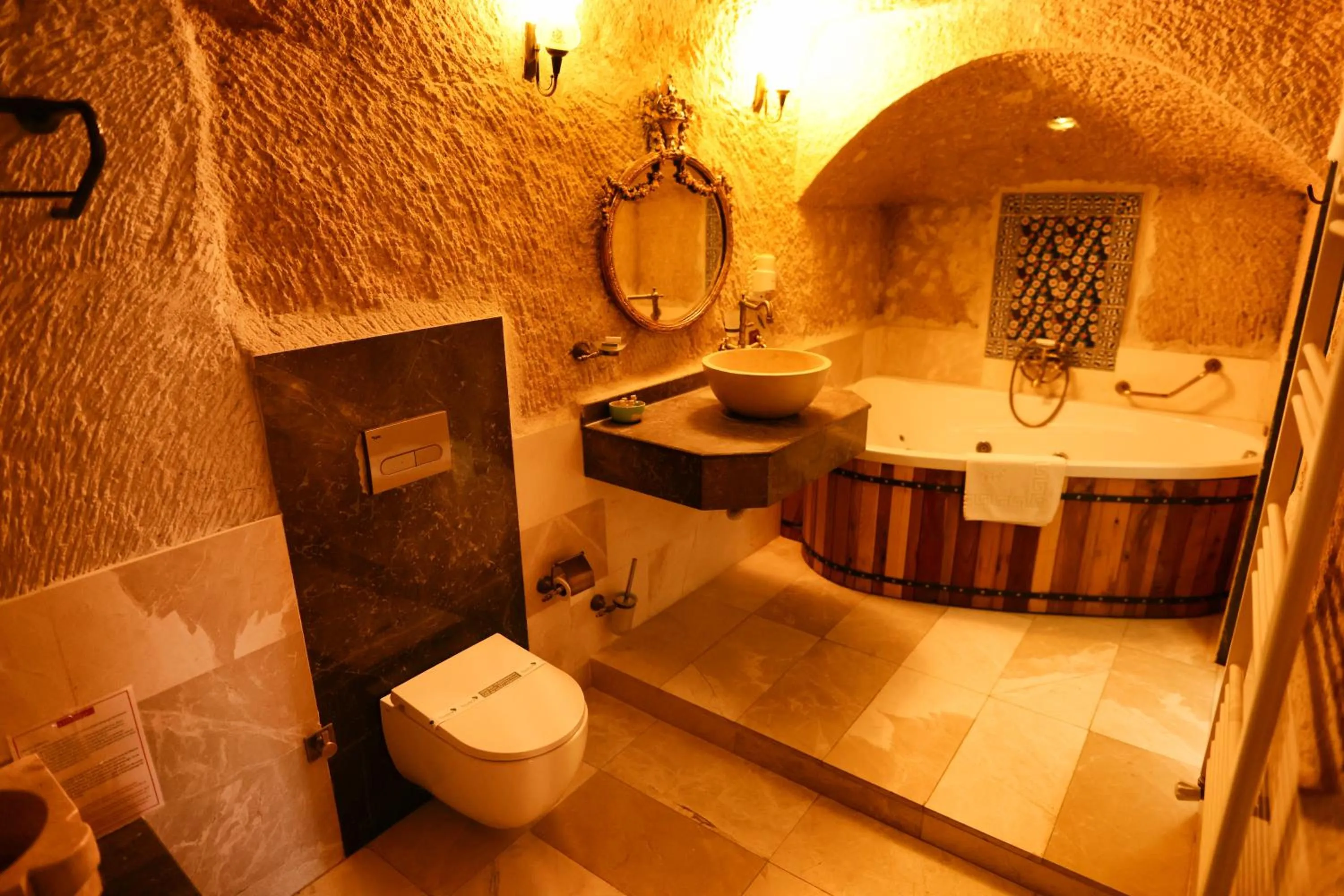 Toilet in Traveller's Cave Hotel